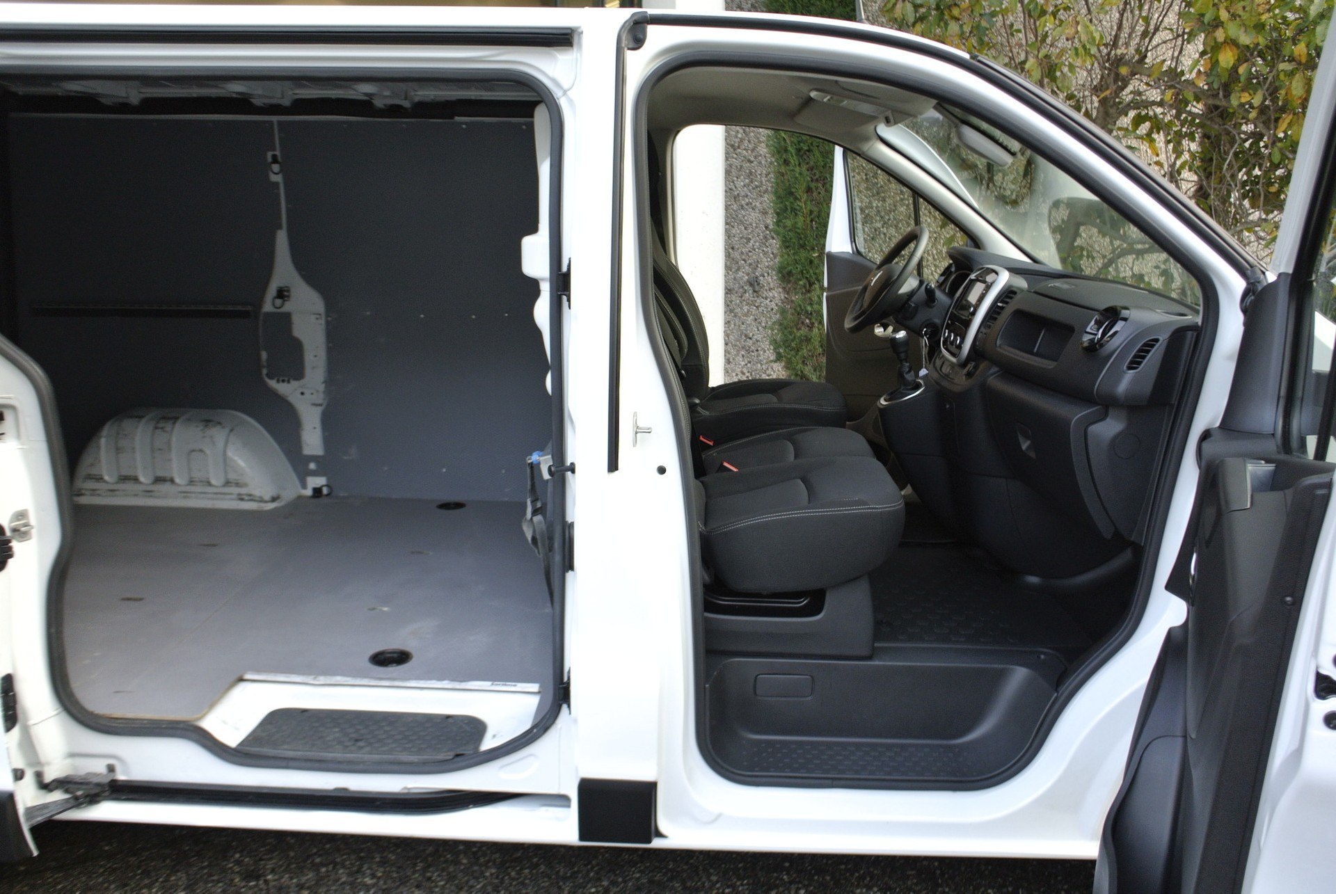RENAULT Trafic 2.0 Energy dCi 120 3.0t Business L1H1-image-23