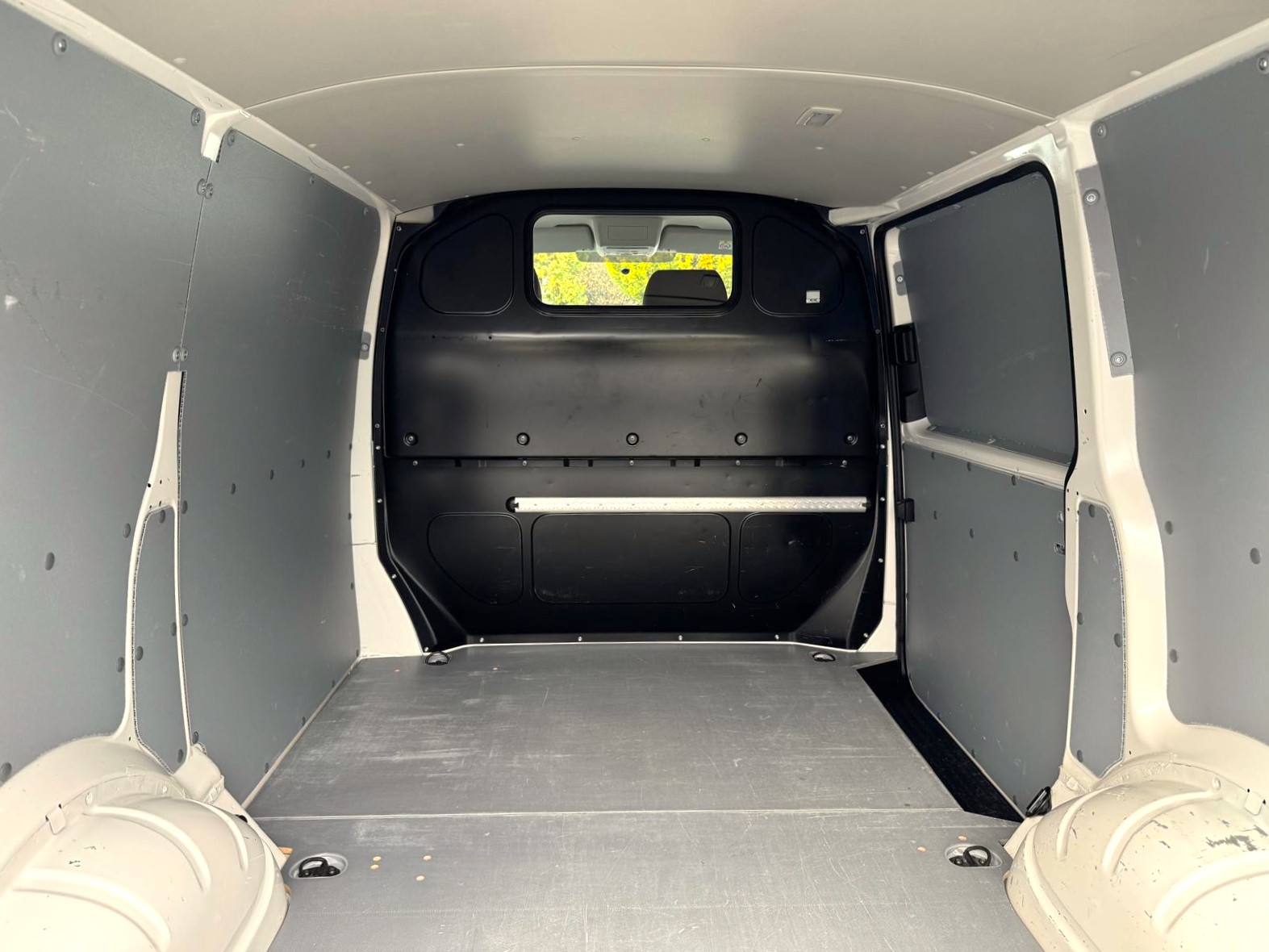 VW T6.1 2.0 TDI-image-16