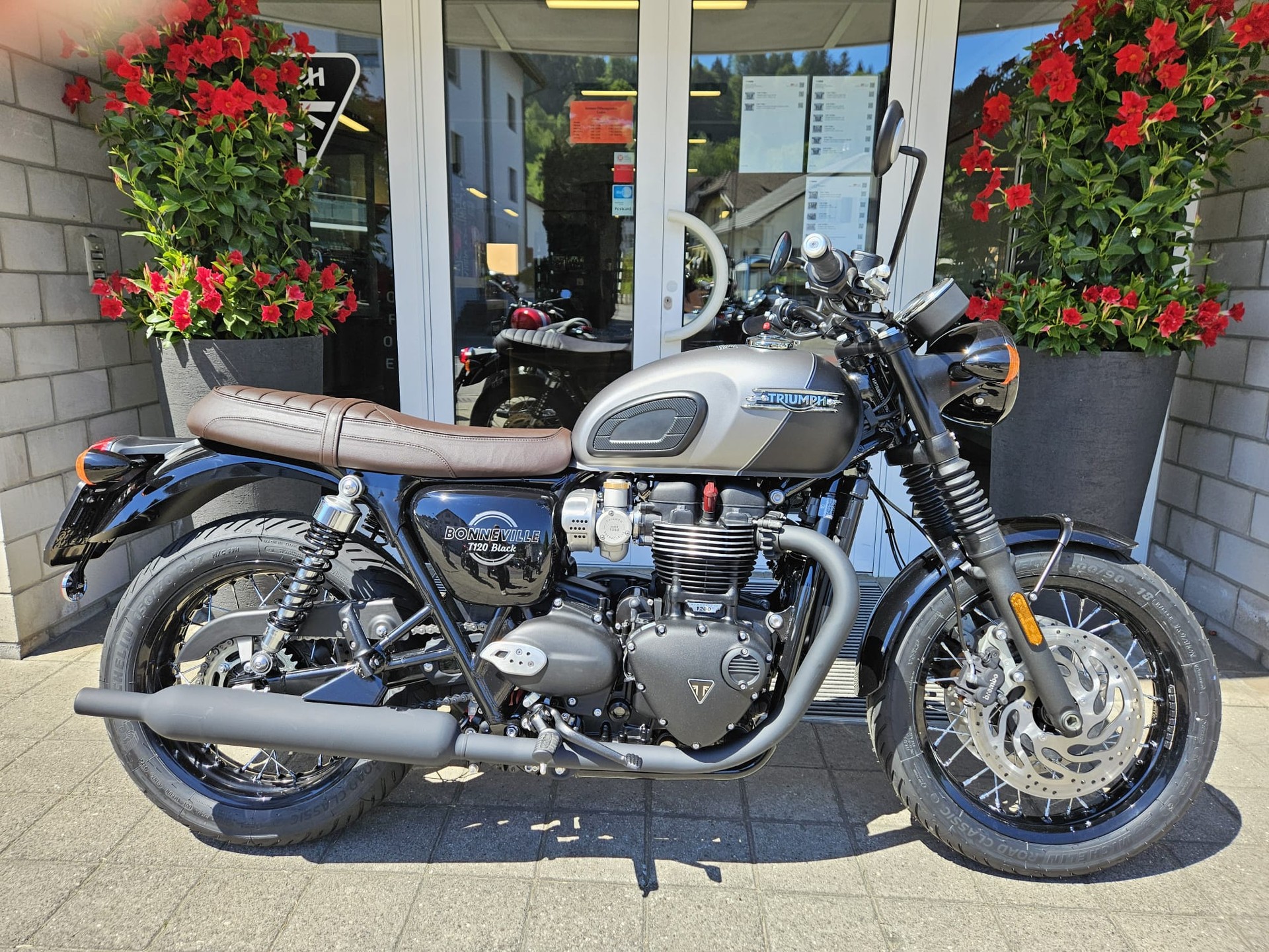 TRIUMPH Bonneville T120 Black-showroom-element-2