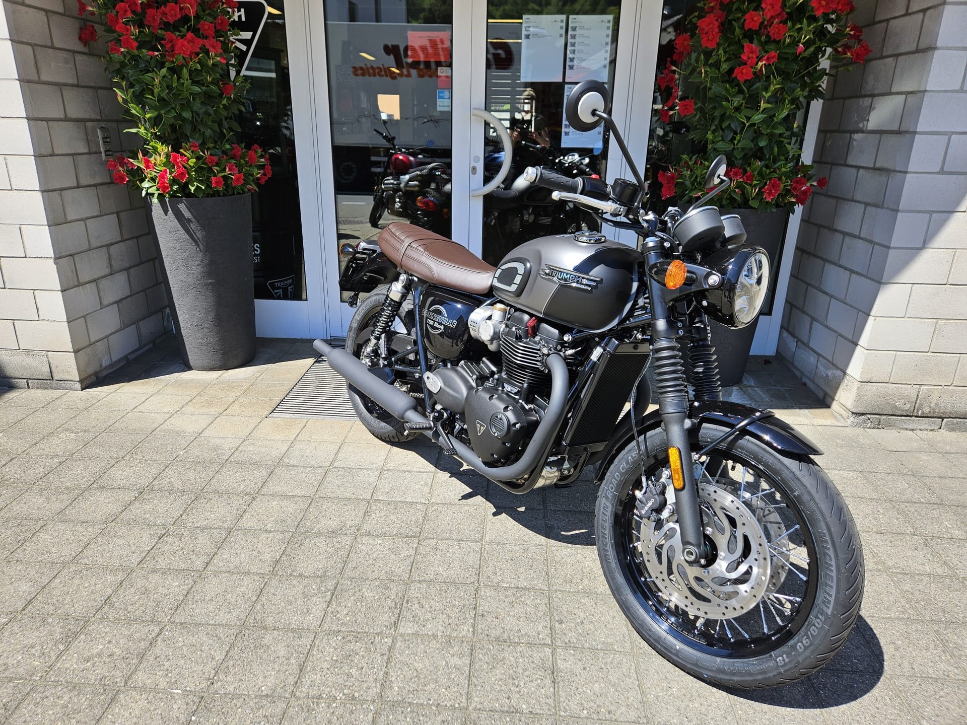 TRIUMPH Bonneville T120 Black-showroom-element-3