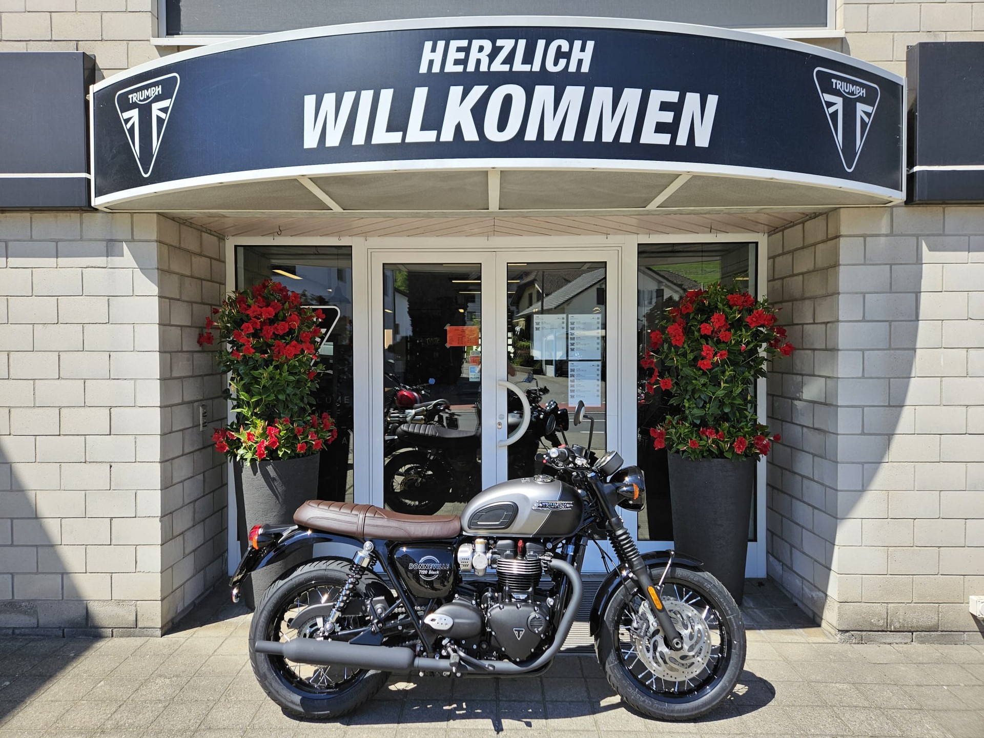 TRIUMPH Bonneville T120 Black-showroom-element-1