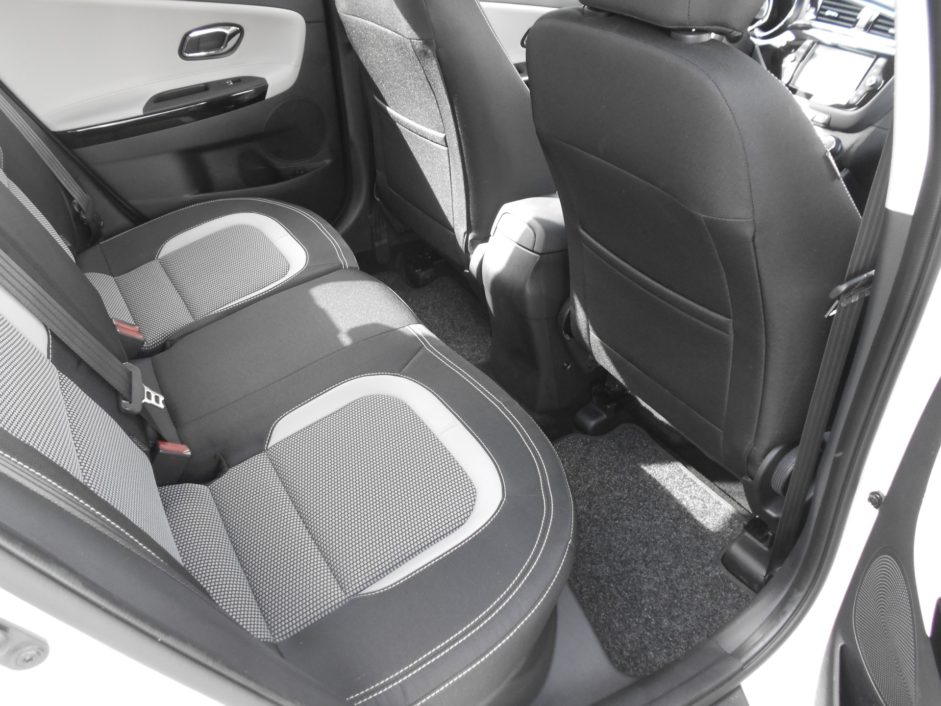 TOYOTA Yaris 1.5 VVT-i Hybrid Style e-CVT-image-7