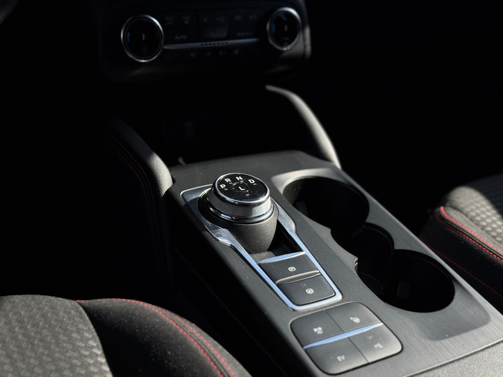 FORD Kuga 2.5 PHEV ST-Line 2WD-image-12