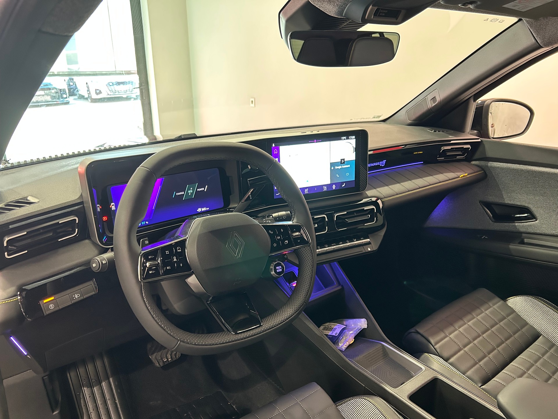 RENAULT R4 E-Tech Comfort Range 52 kWh Iconic-image-11
