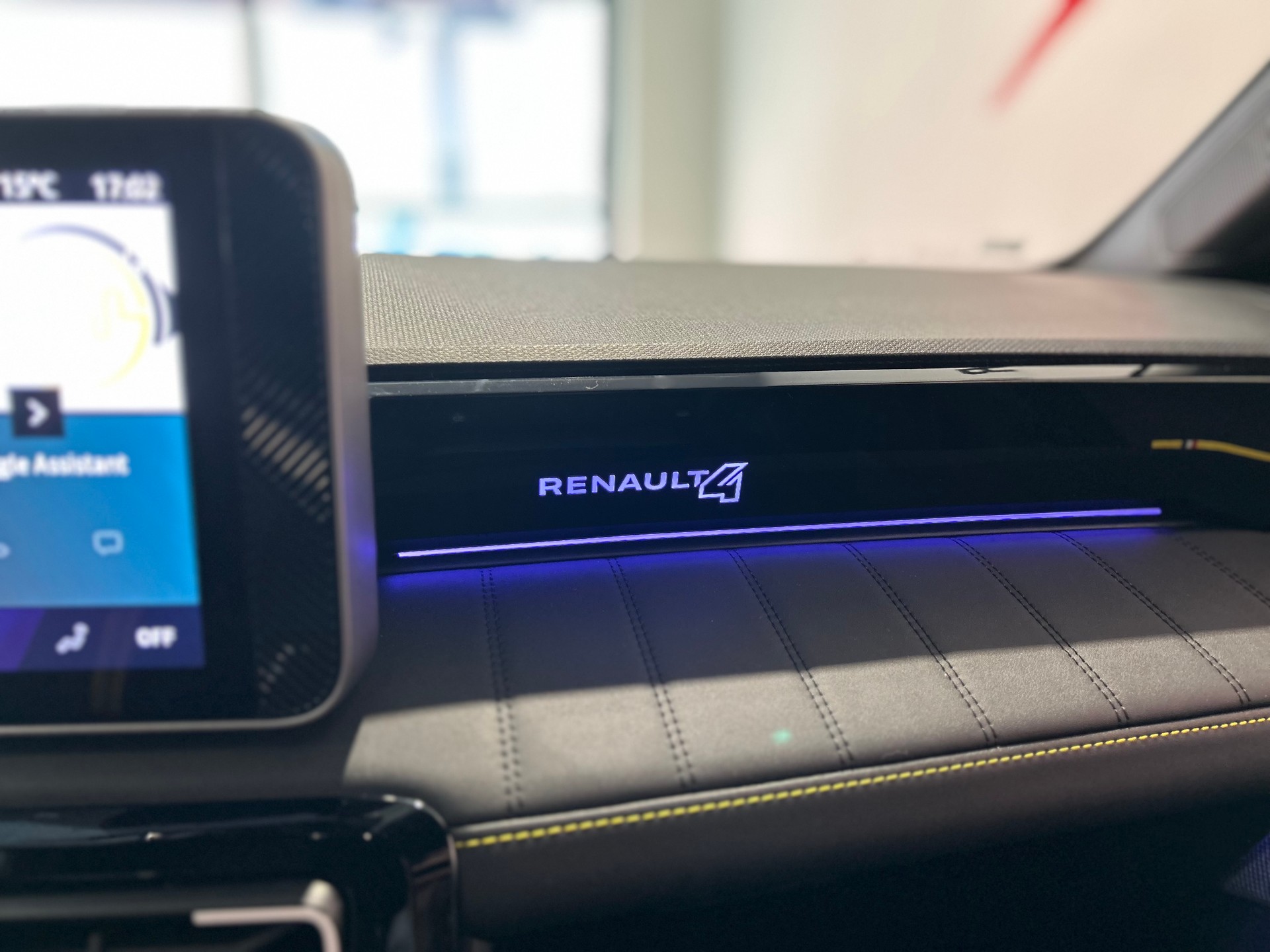 RENAULT R4 E-Tech Comfort Range 52 kWh Iconic-image-14