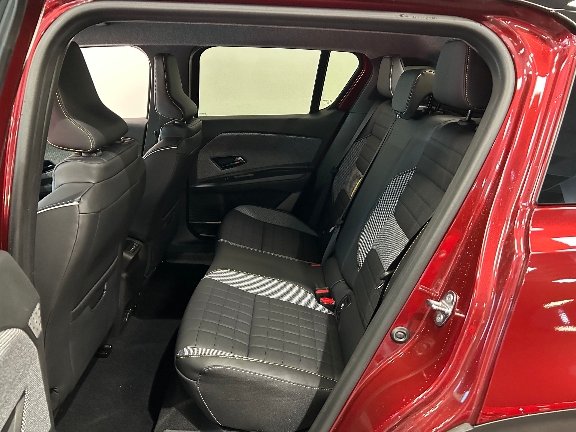 RENAULT R4 E-Tech Comfort Range 52 kWh Iconic-image-16