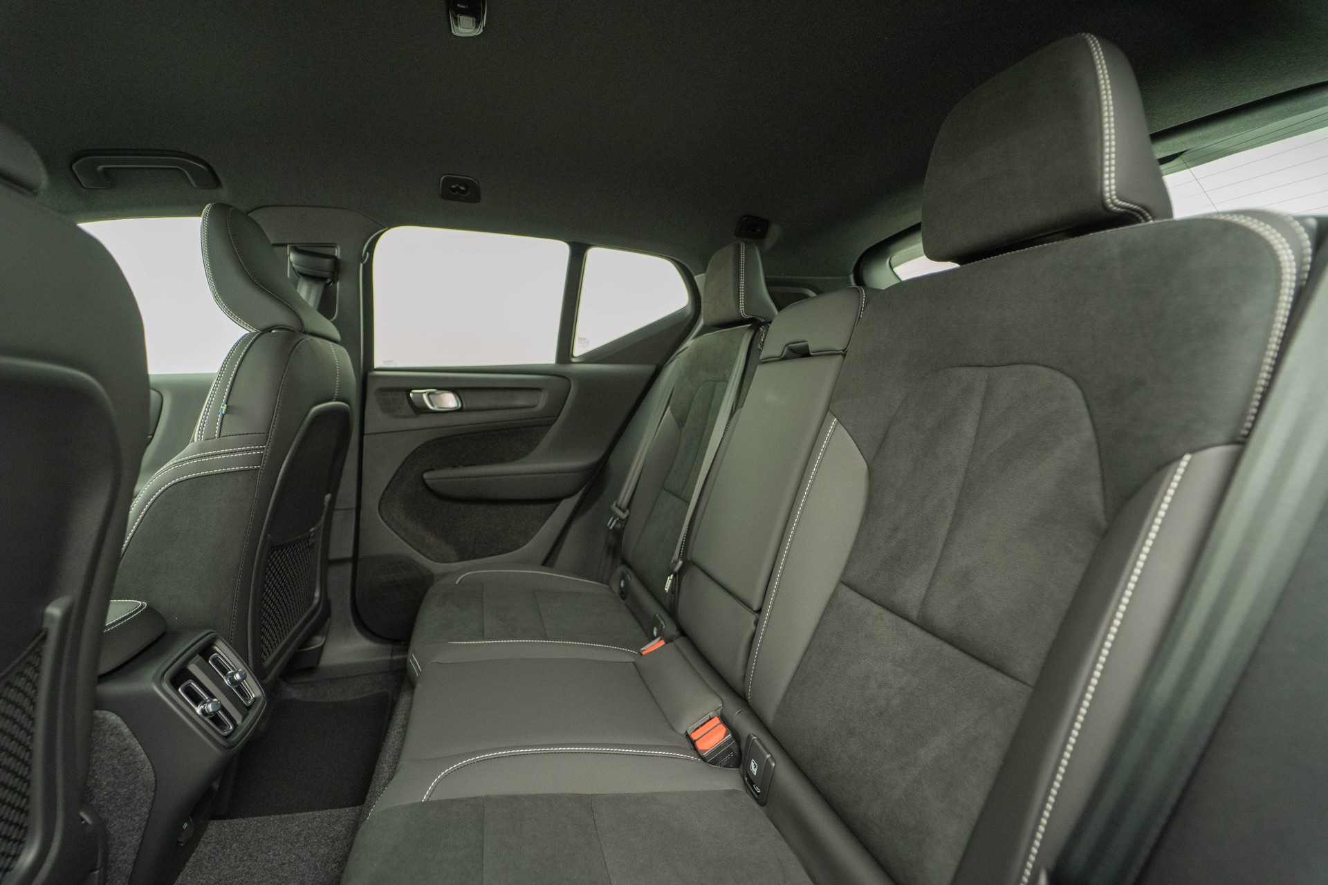 VOLVO XC40 2.0 B3 MH Plus Dark-image-8