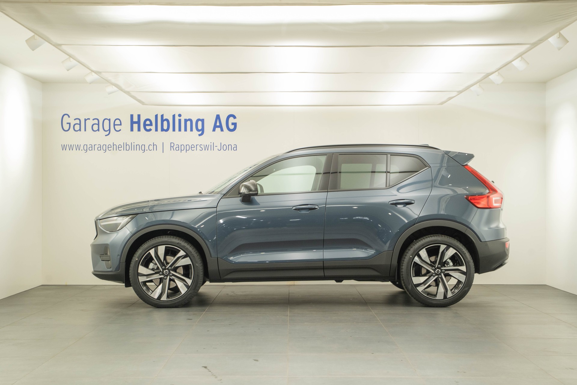 VOLVO XC40 2.0 B3 MH Plus Dark-image-2