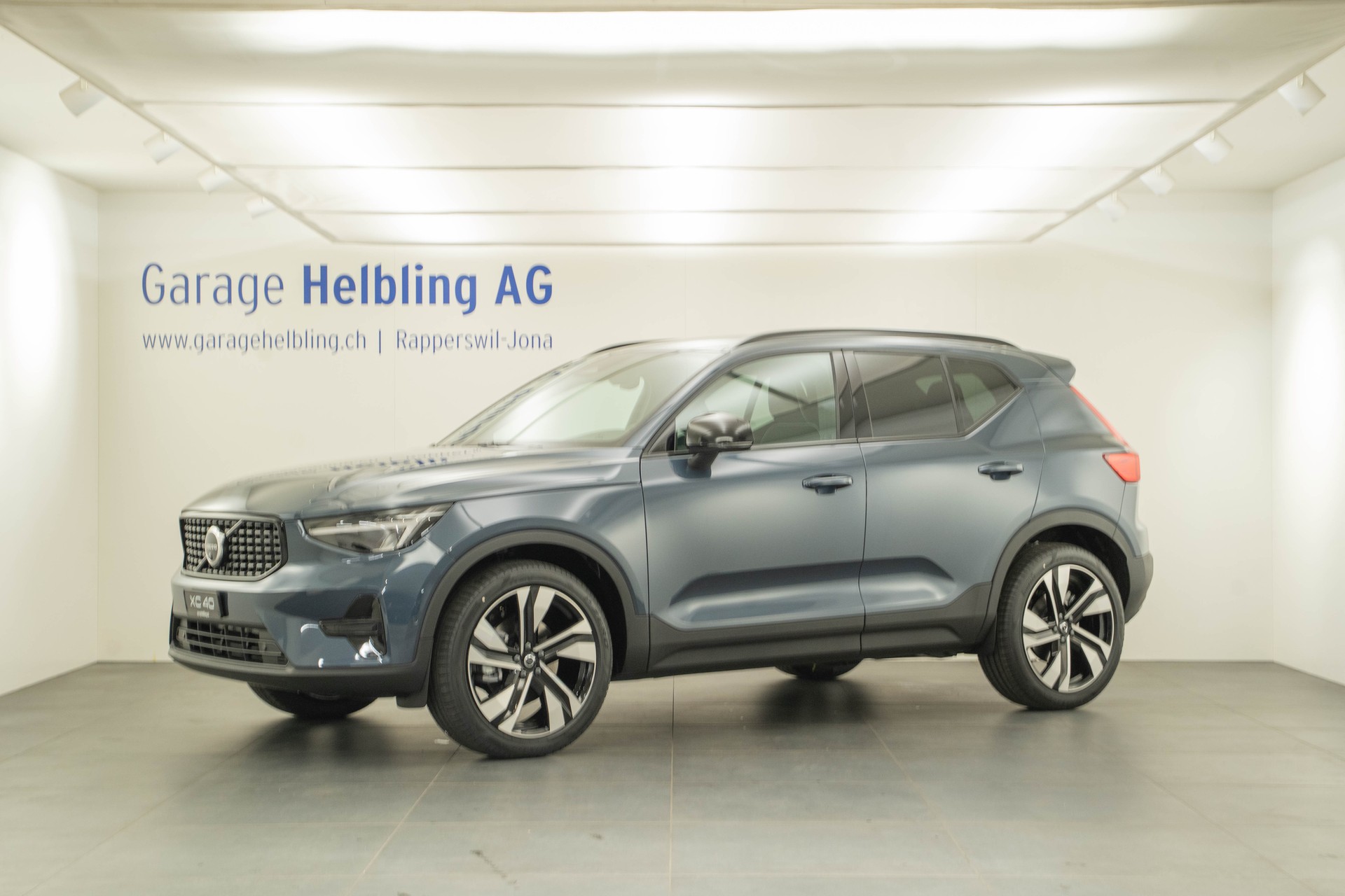 VOLVO XC40 2.0 B3 MH Plus Dark-image-0