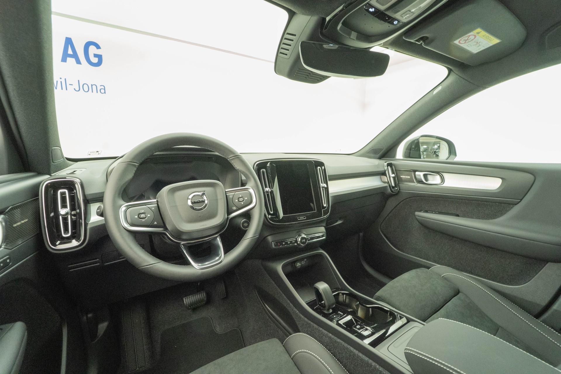 VOLVO XC40 2.0 B3 MH Plus Dark-image-6