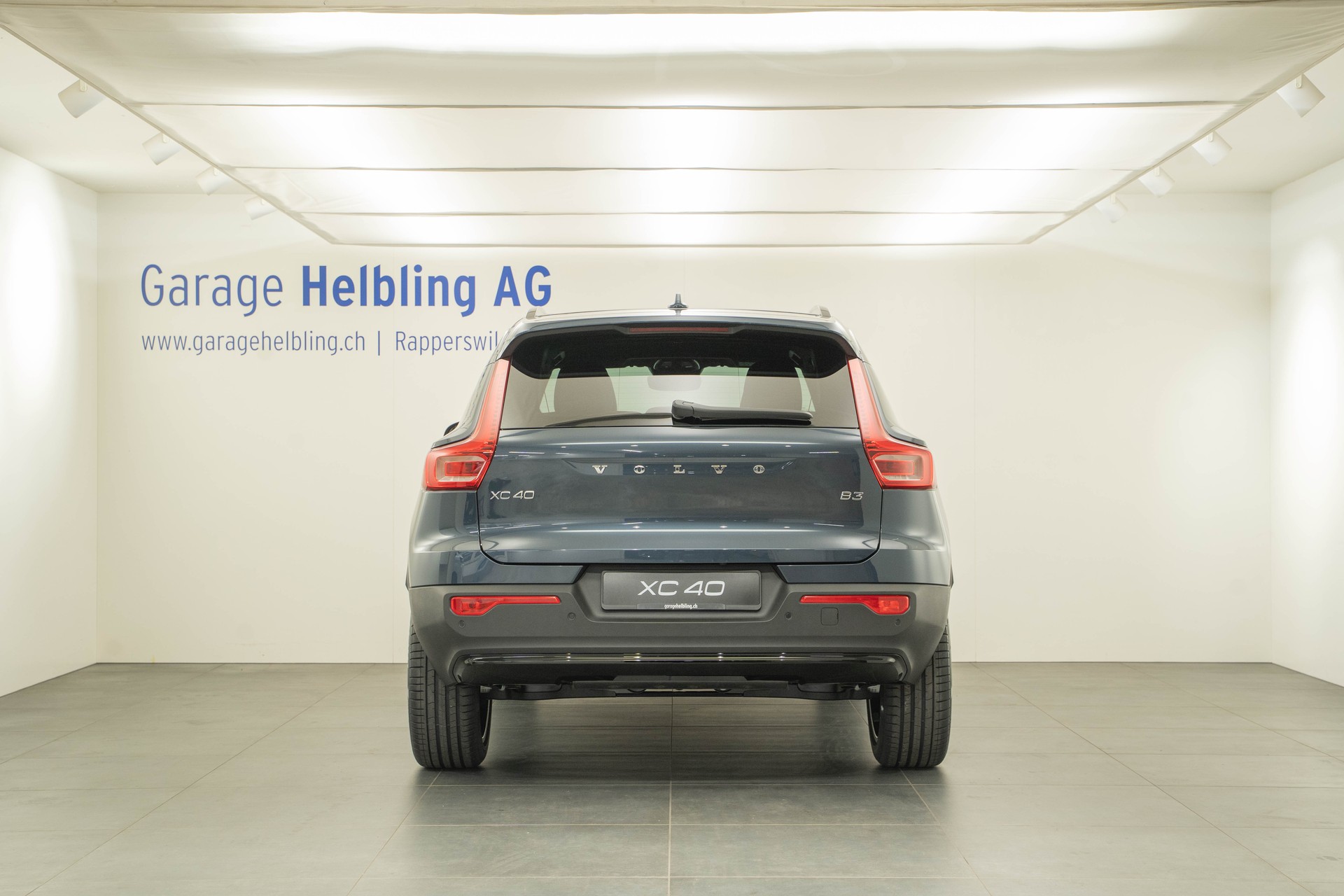 VOLVO XC40 2.0 B3 MH Plus Dark-image-3