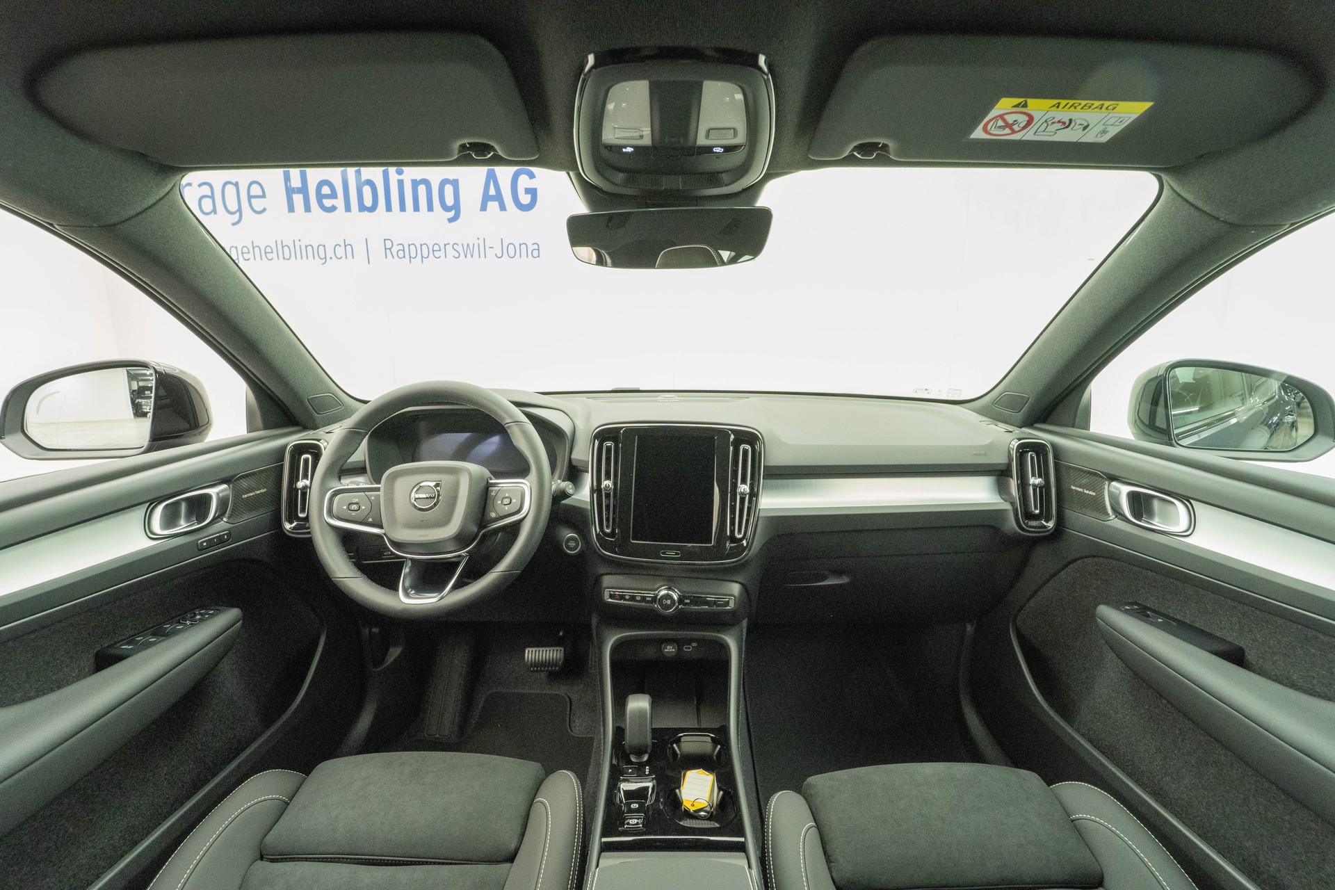 VOLVO XC40 2.0 B3 MH Plus Dark-image-5