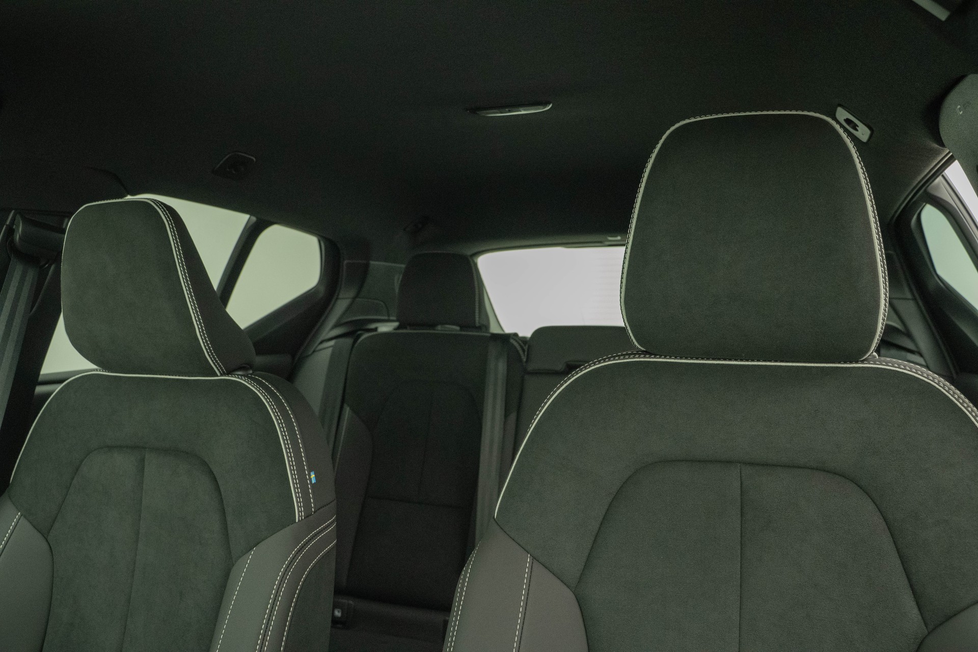 VOLVO XC40 2.0 B3 MH Plus Dark-image-9