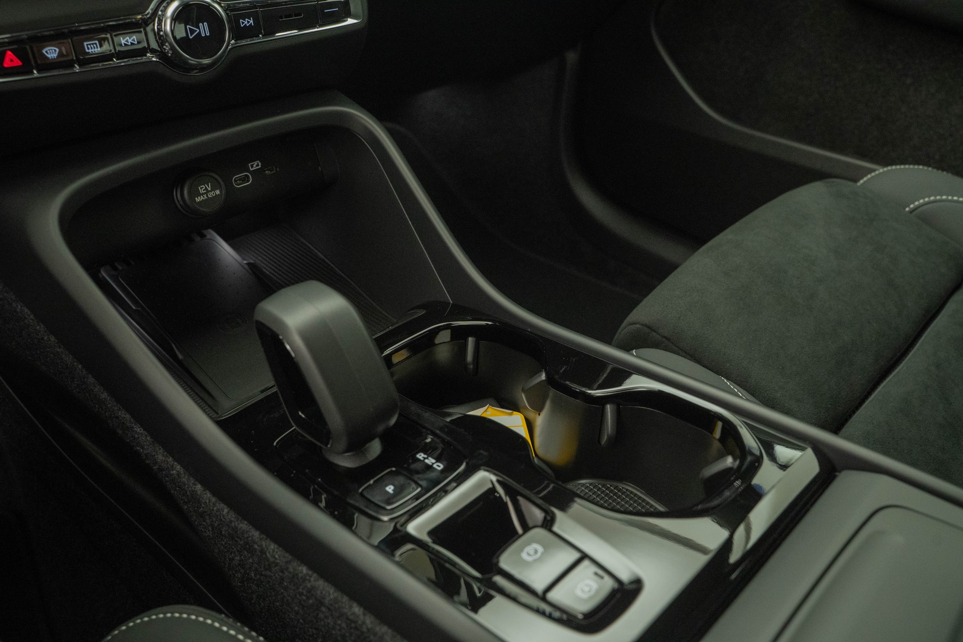 VOLVO XC40 2.0 B3 MH Plus Dark-image-10