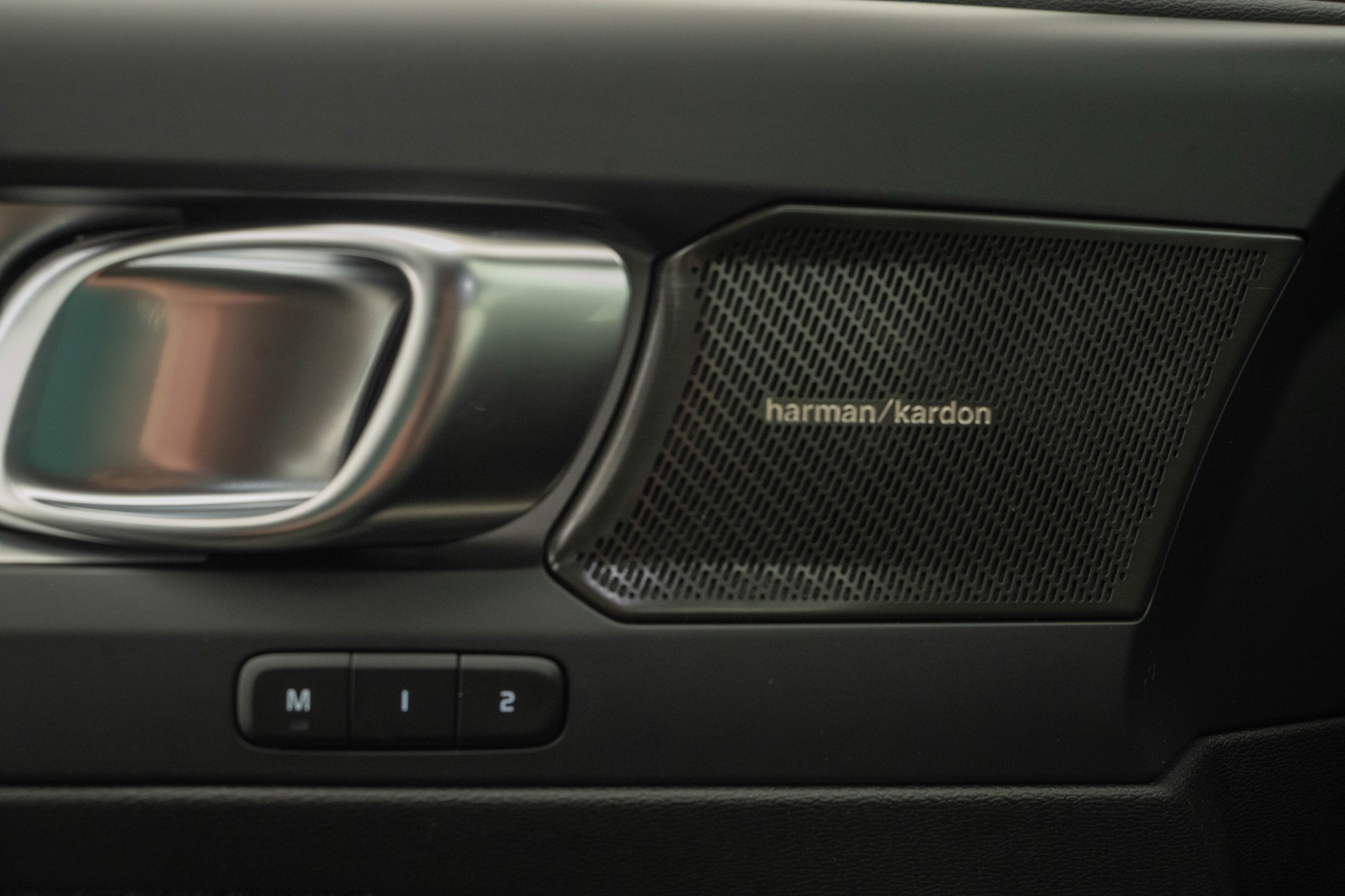 VOLVO XC40 2.0 B3 MH Plus Dark-image-11