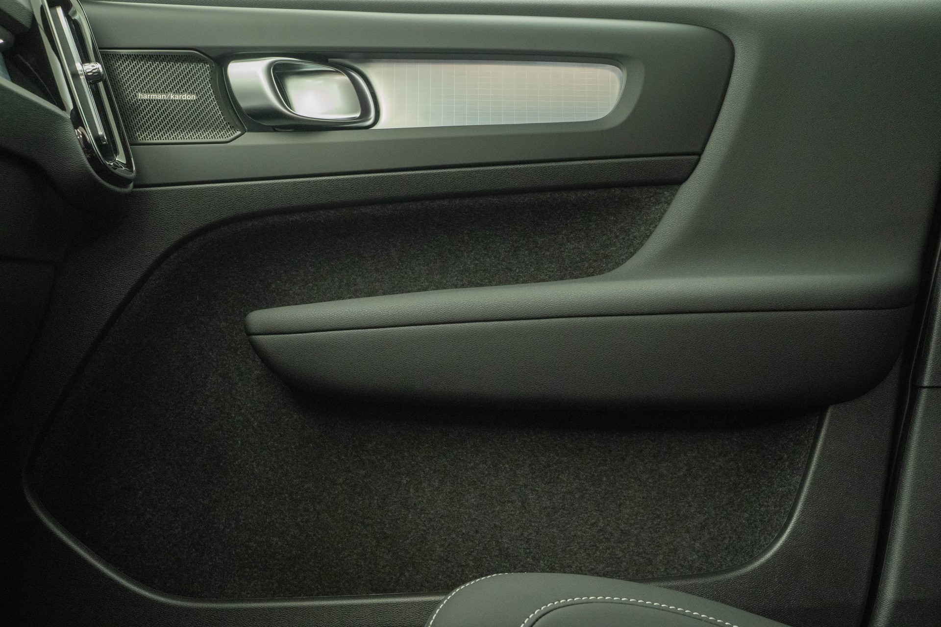 VOLVO XC40 2.0 B3 MH Plus Dark-image-12