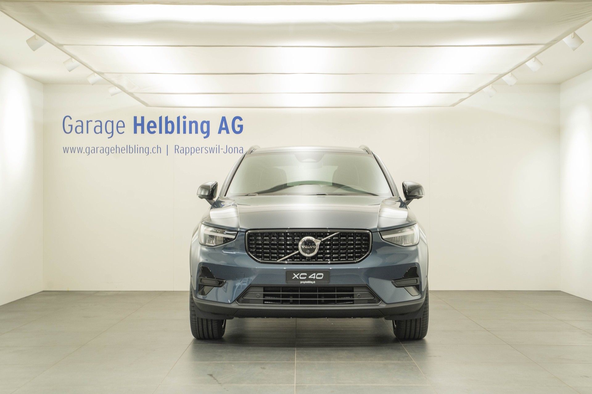 VOLVO XC40 2.0 B3 MH Plus Dark-image-1