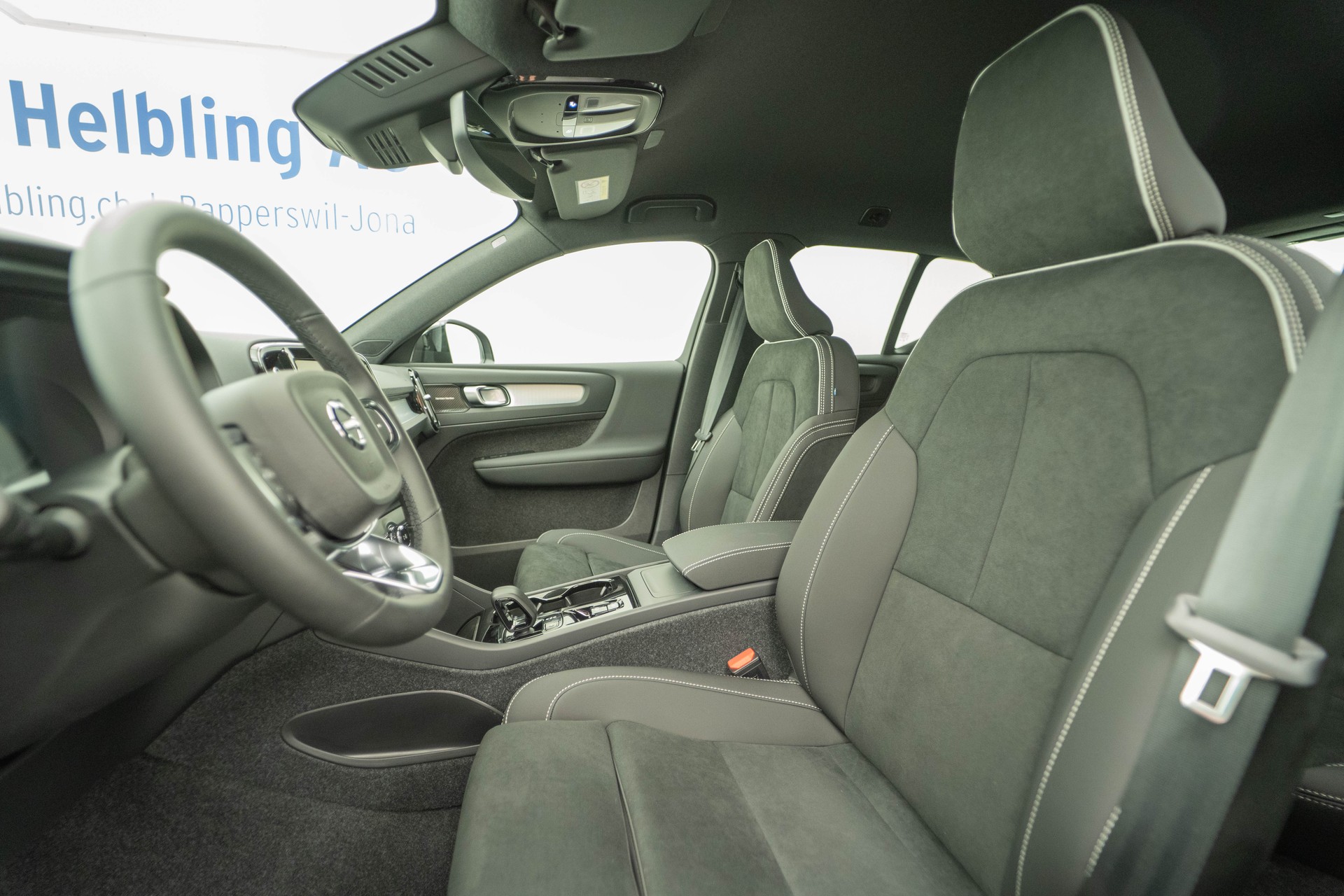VOLVO XC40 2.0 B3 MH Plus Dark-image-7
