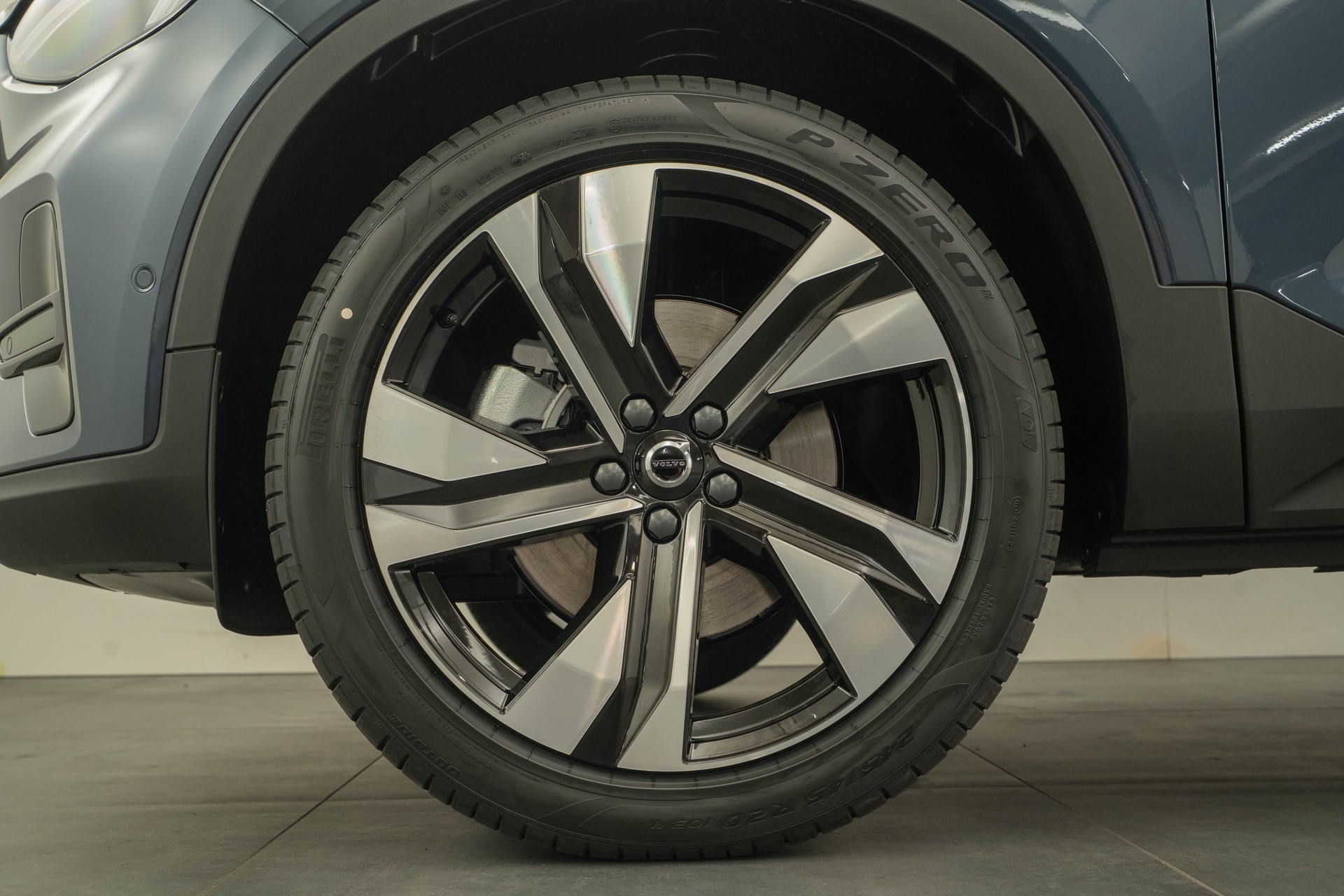 VOLVO XC40 2.0 B3 MH Plus Dark-image-15