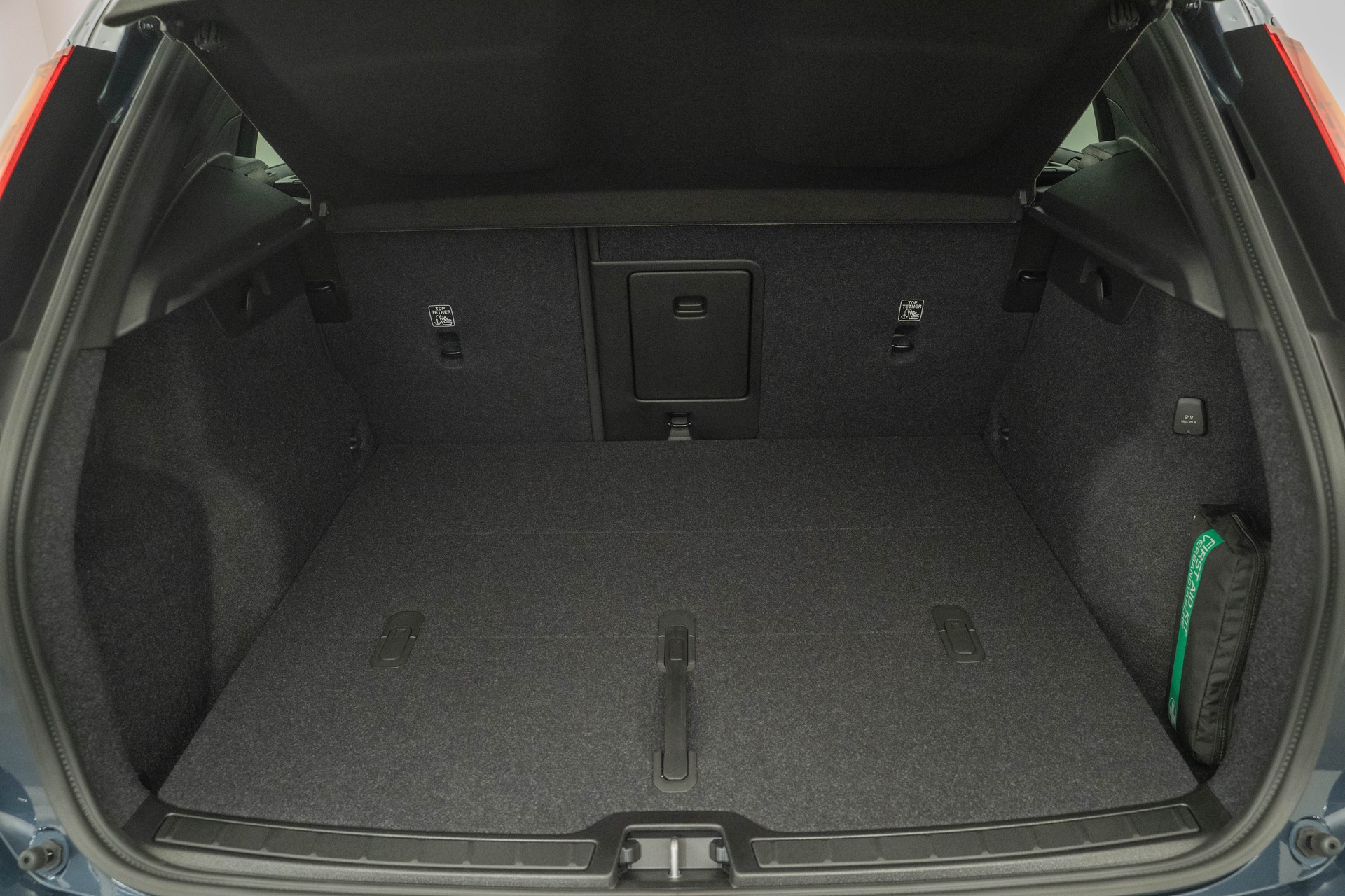 VOLVO XC40 2.0 B3 MH Plus Dark-image-4