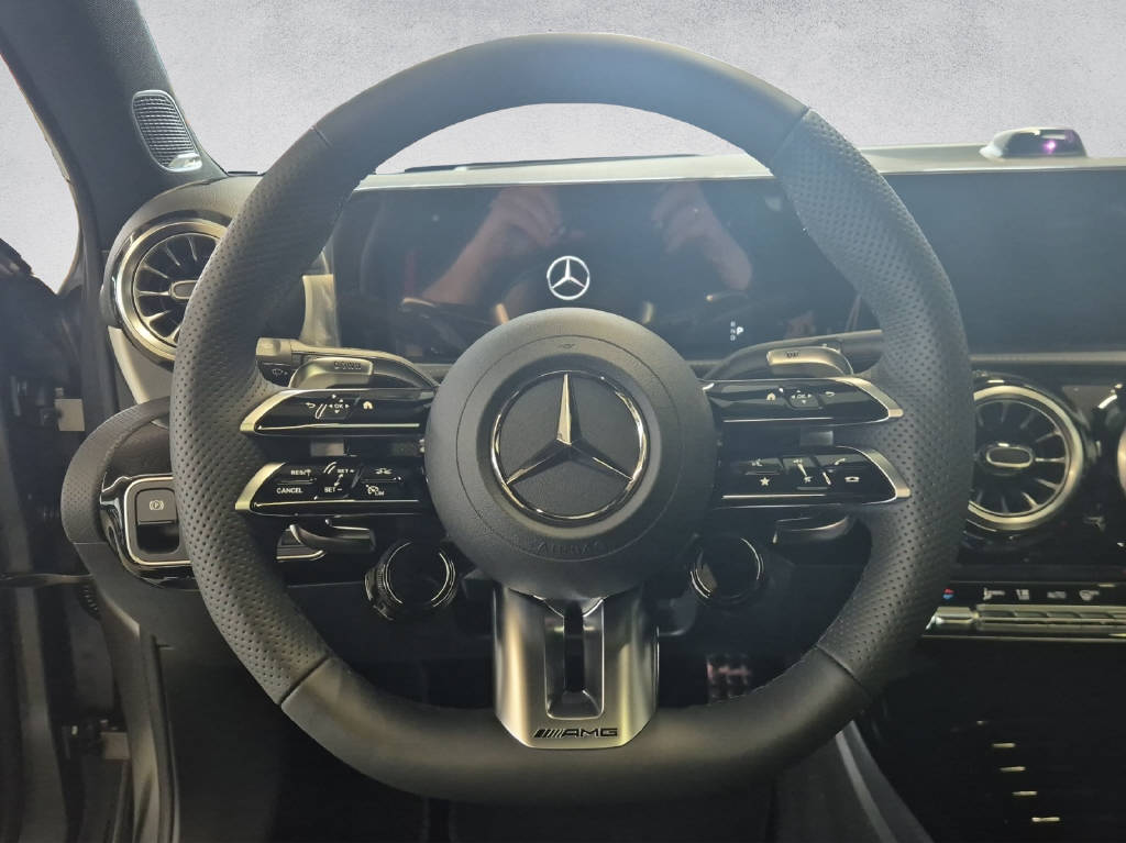 MERCEDES-BENZ A 35 AMG 4Matic-image-9