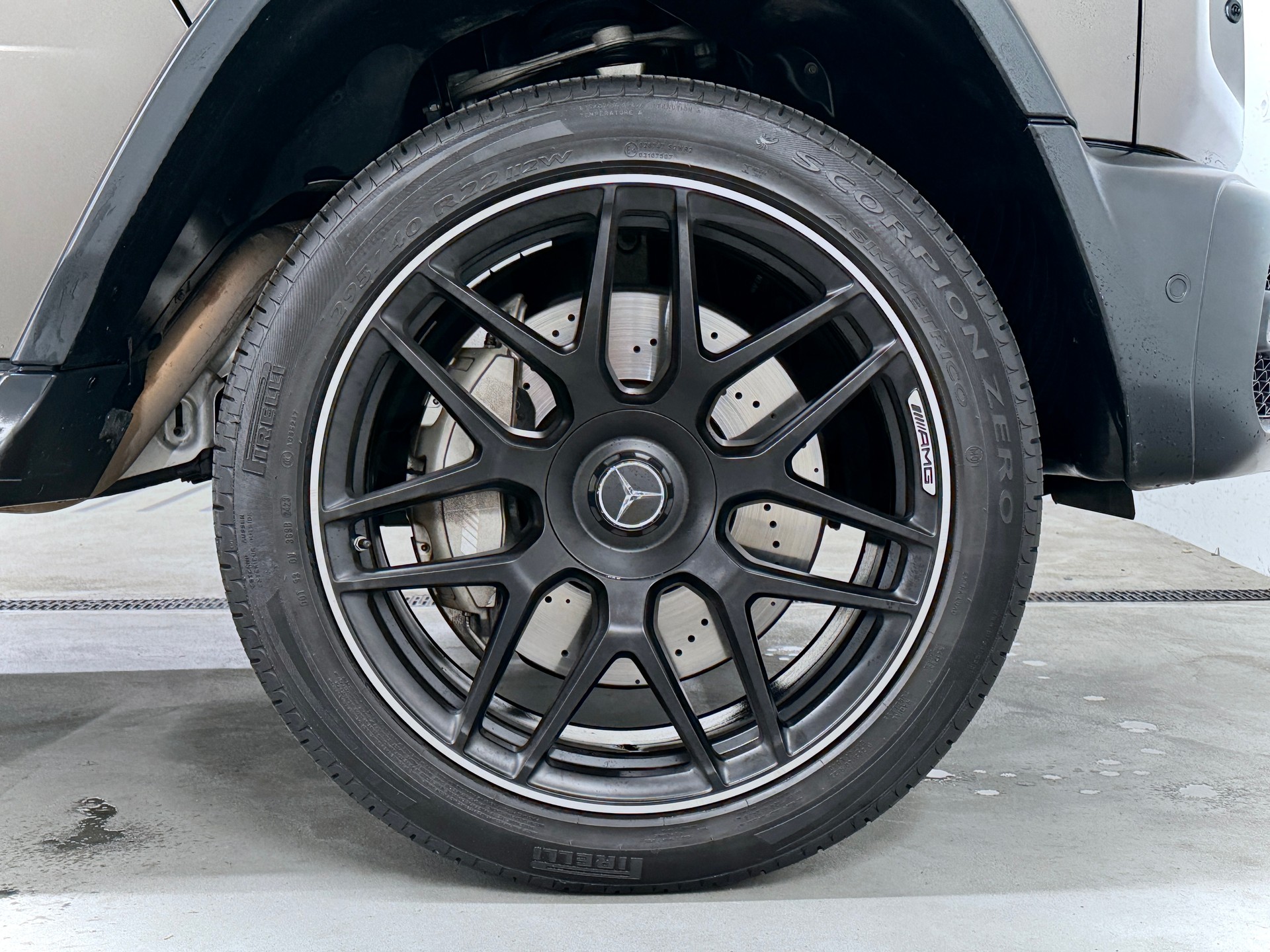 MERCEDES-BENZ G 63 AMG | AMG SONDERLACKIERUNG | CARBON PAKET-image-4