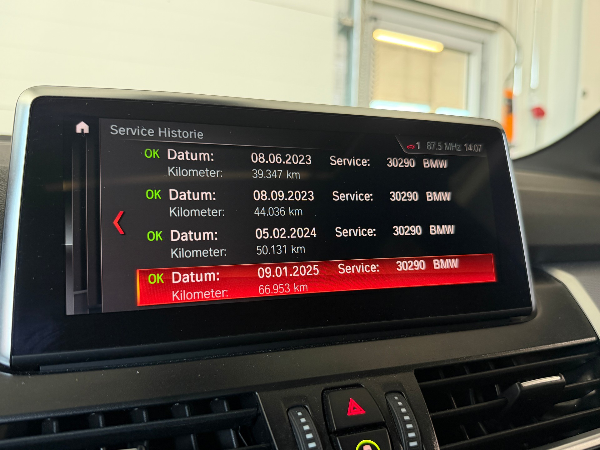 BMW 218d xDrive Active Tourer Steptronic M Sport (CH) AHK 1.6T - Vollaustattung-image-8