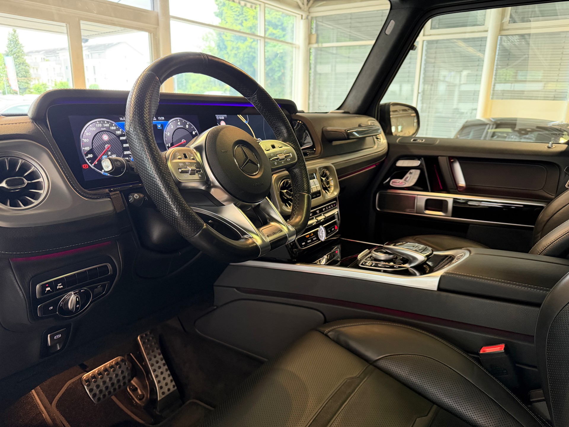 MERCEDES-BENZ G 63 AMG | CH | Erstbesitz | Massage | Designo Graphit | AMG Night | Widescreen | TV | AHK | EUR.1 Möglich | MFK 07/2026 |-image-18
