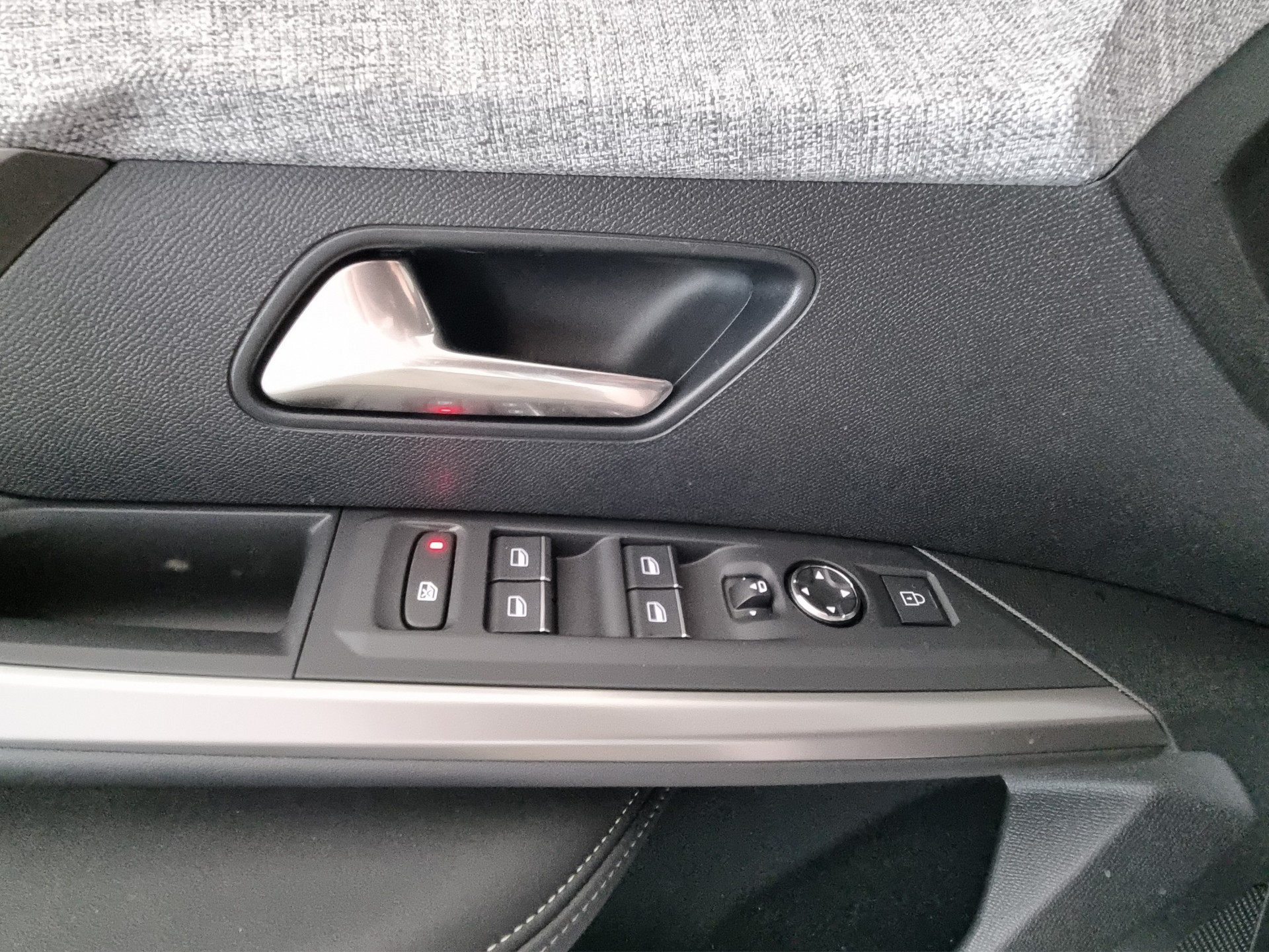 PEUGEOT 5008 145 Hybrid GT 7-Plätzer-image-11
