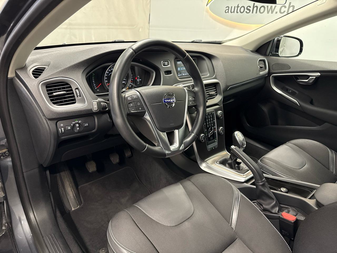 VOLVO V40 D3 Kinetic-image-2