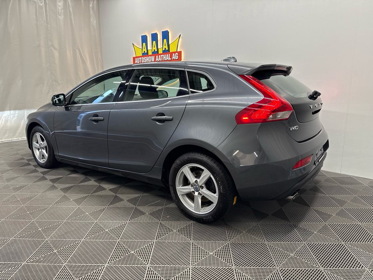 VOLVO V40 D3 Kinetic-image-1
