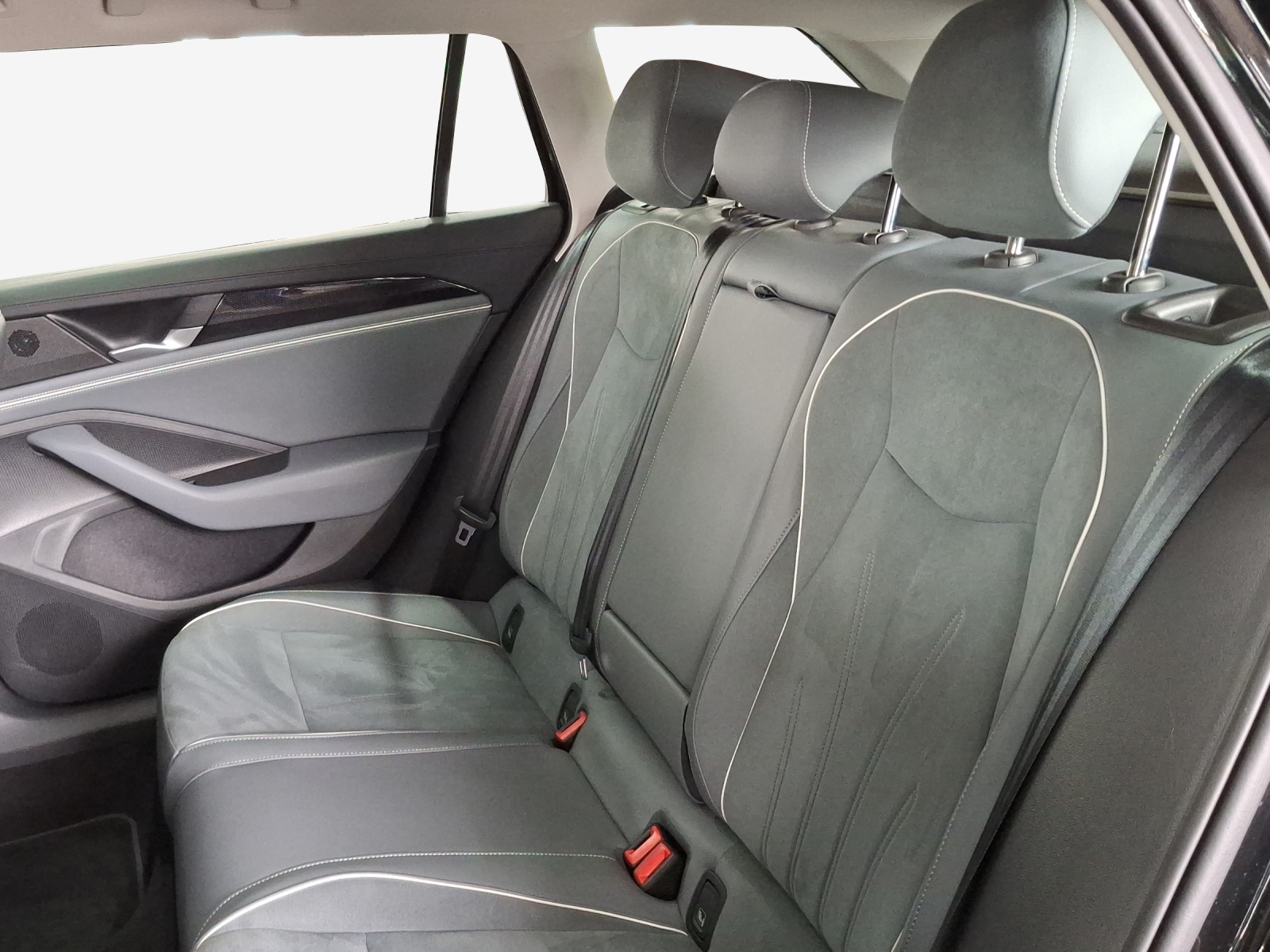 VW Passat Variant 2.0 TDI evo Business DSG-image-11
