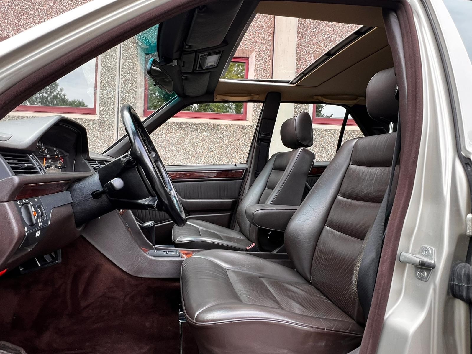 MERCEDES-BENZ 300 E 4-Matic Automatic-image-9