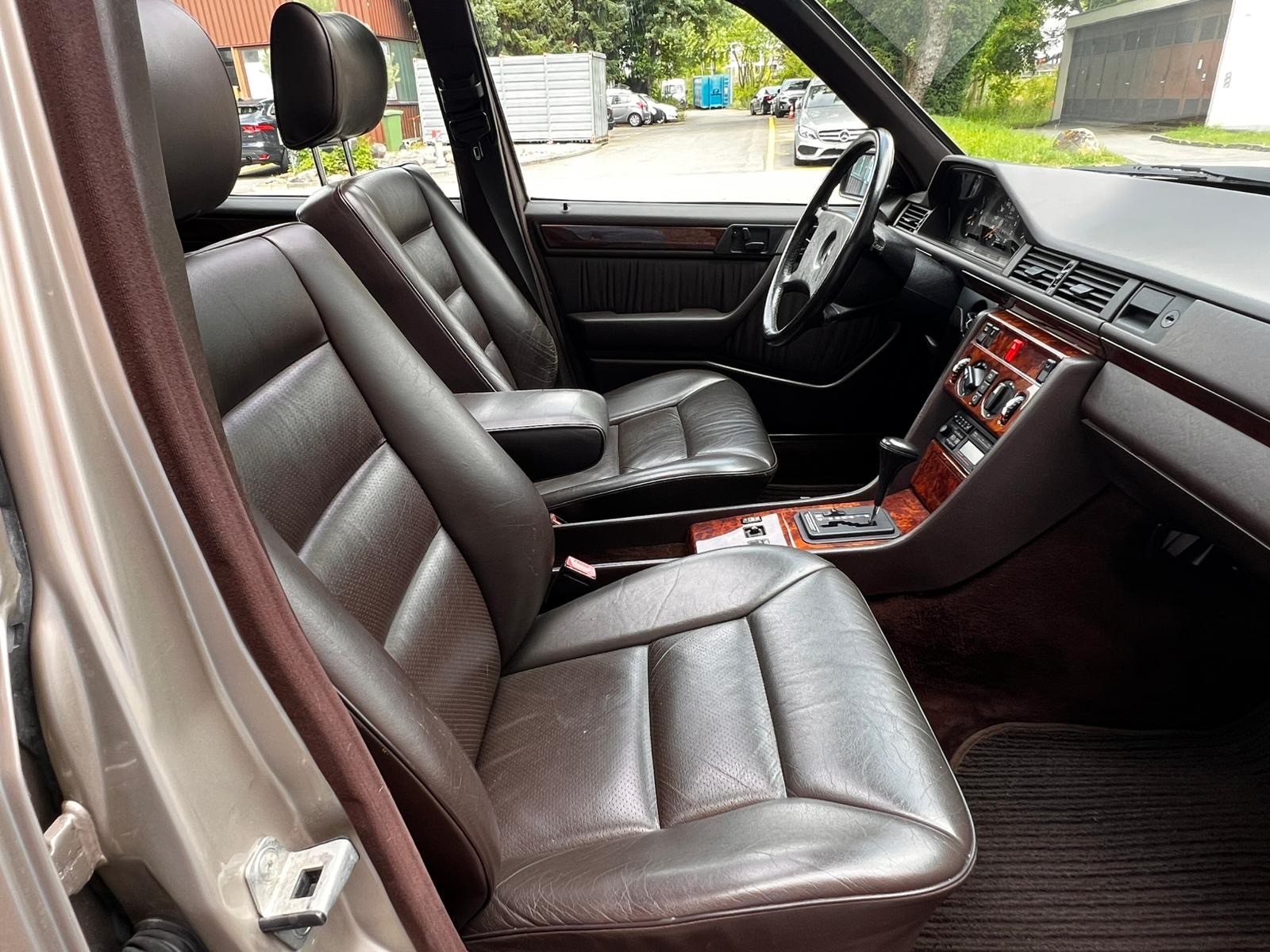MERCEDES-BENZ 300 E 4-Matic Automatic-image-10