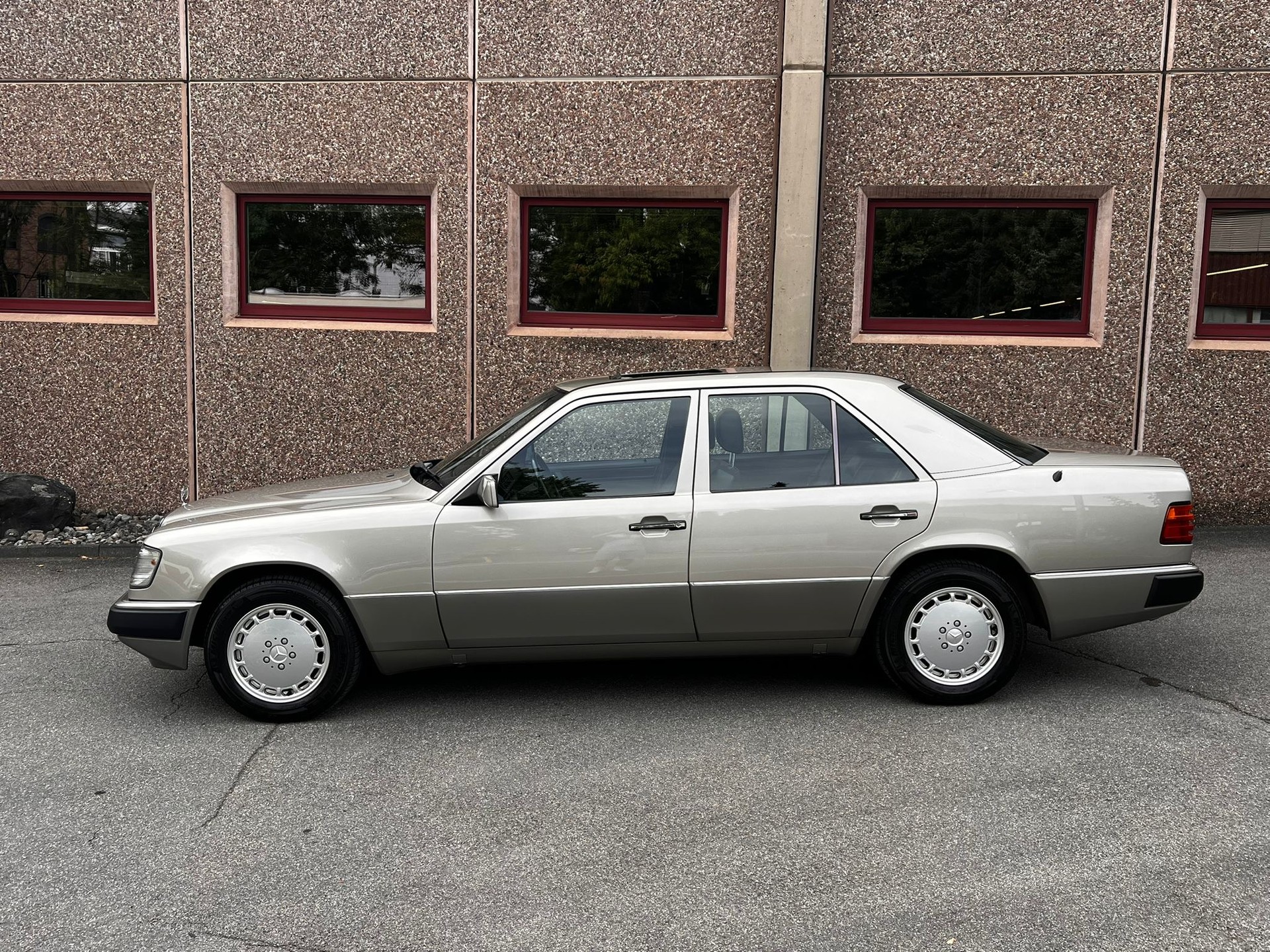 MERCEDES-BENZ 300 E 4-Matic Automatic-image-2
