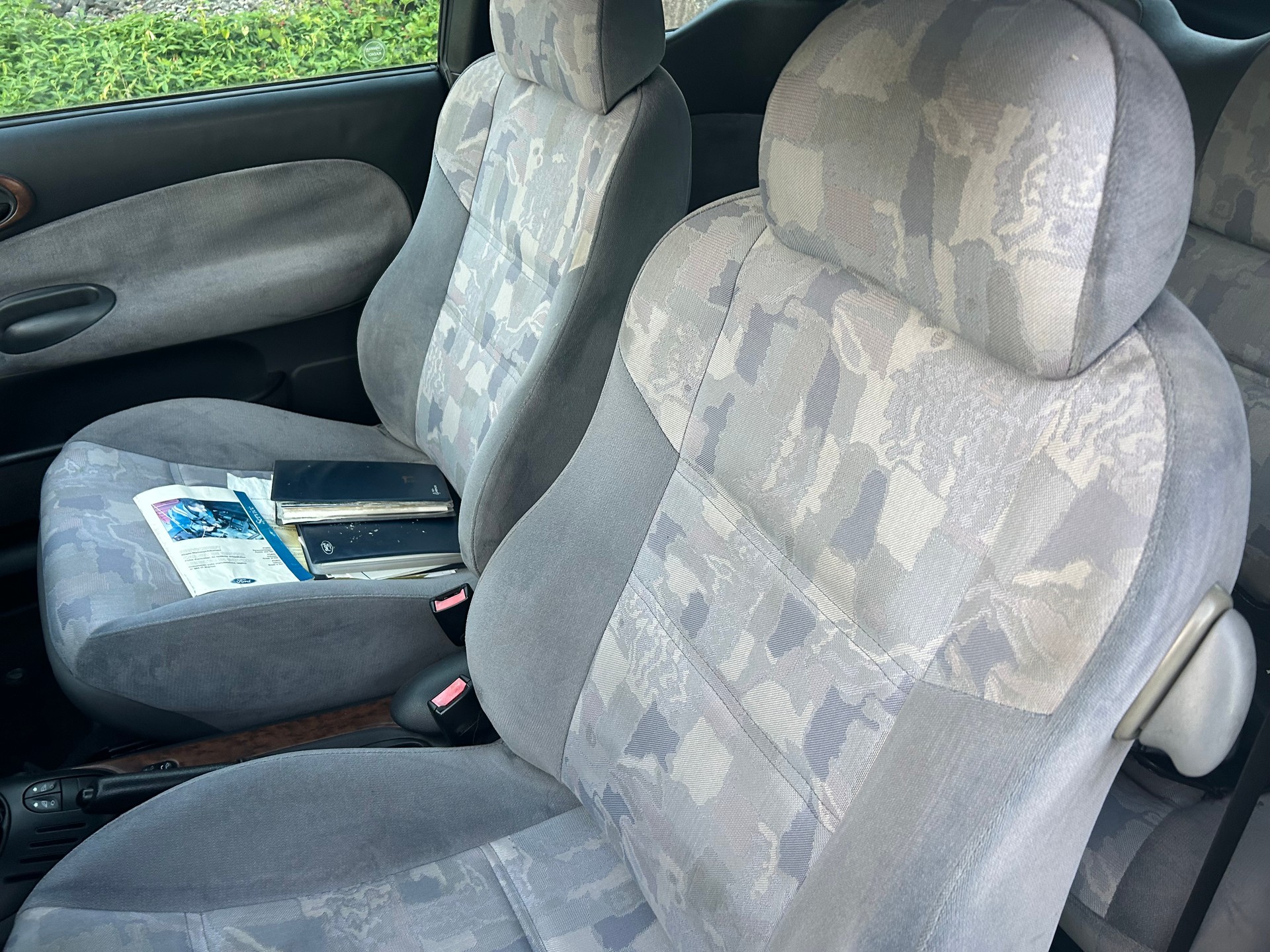 FORD Escort 1.6i 16V Azur-image-6