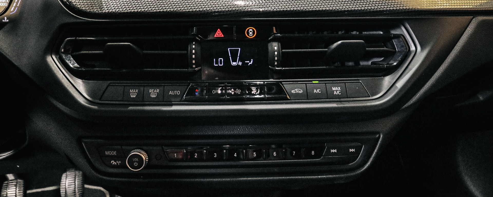 BMW 118i Sport Line-image-16