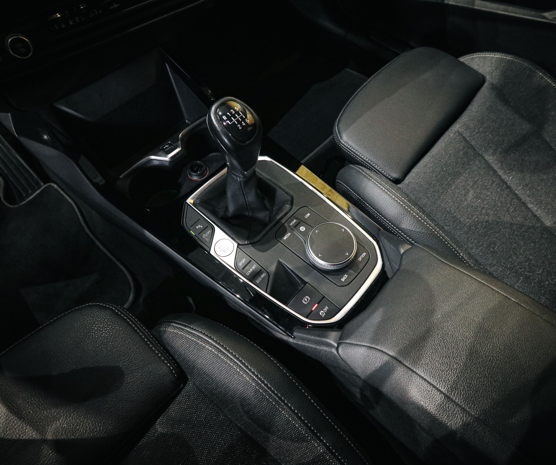 BMW 118i Sport Line-image-15