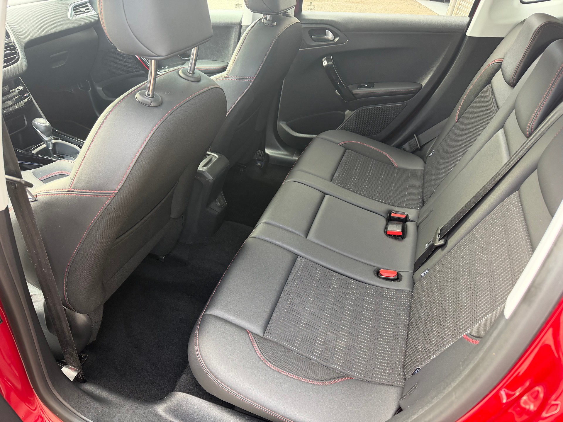 PEUGEOT 2008 1.2 PureTech GT Line EAT6-image-6