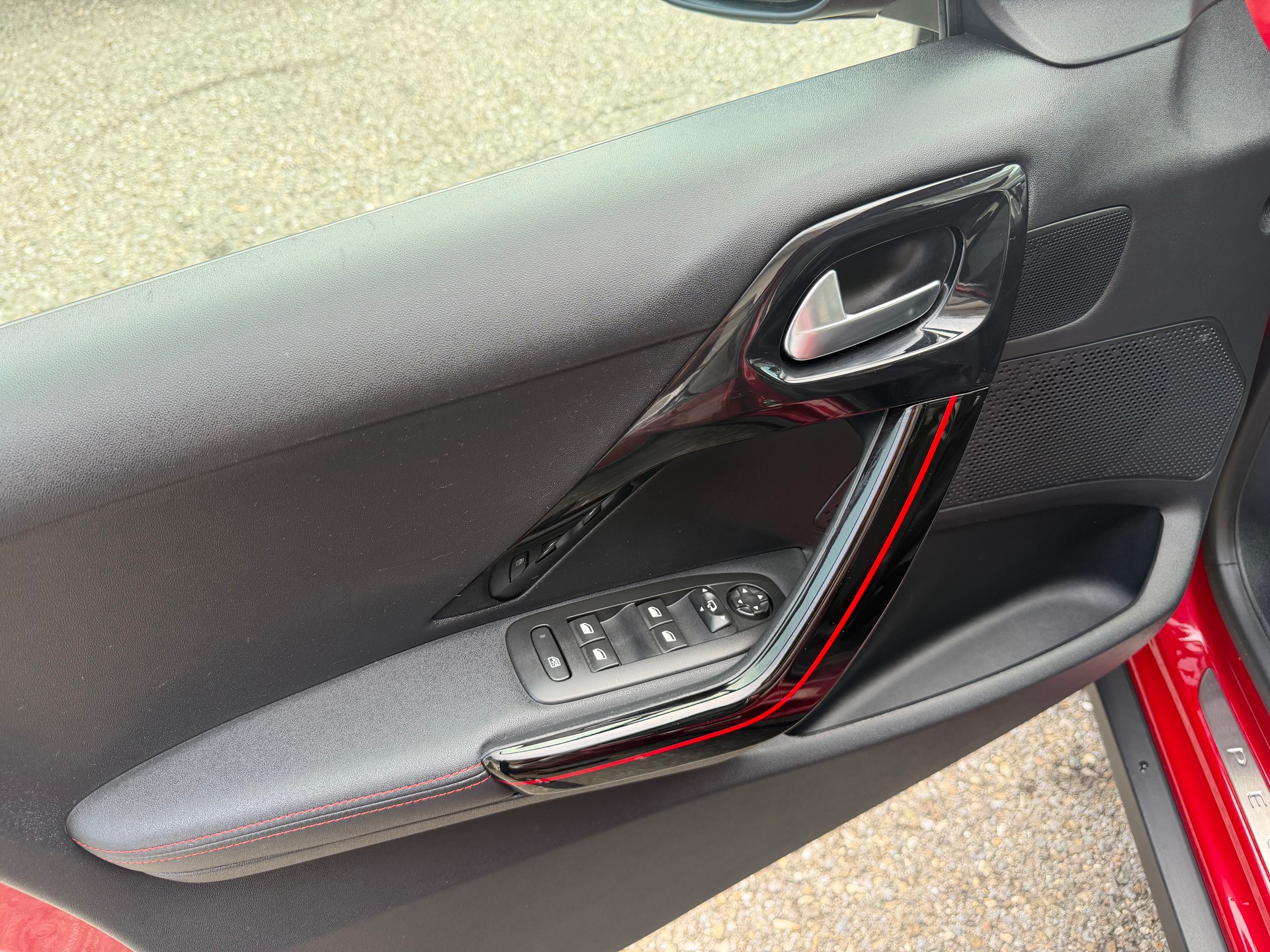 PEUGEOT 2008 1.2 PureTech GT Line EAT6-image-5