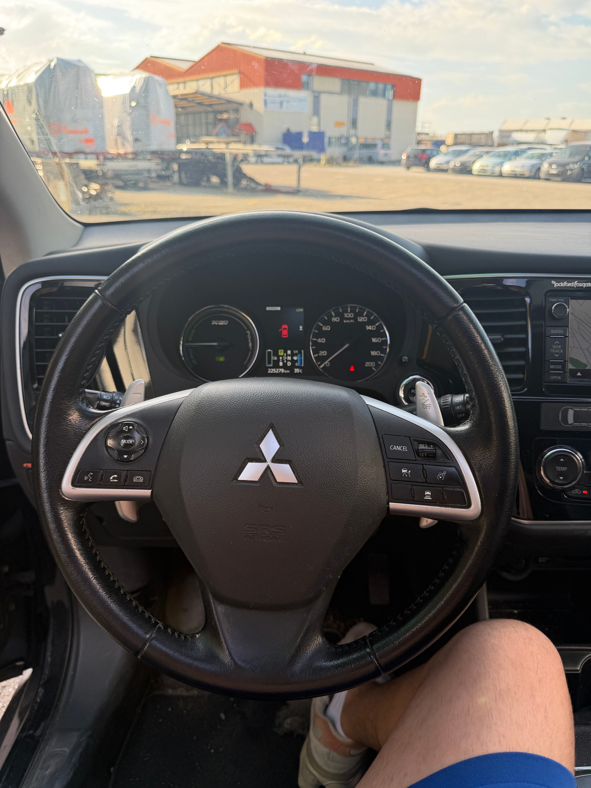 MITSUBISHI Outlander 2.0 PHEV Intense-image-12