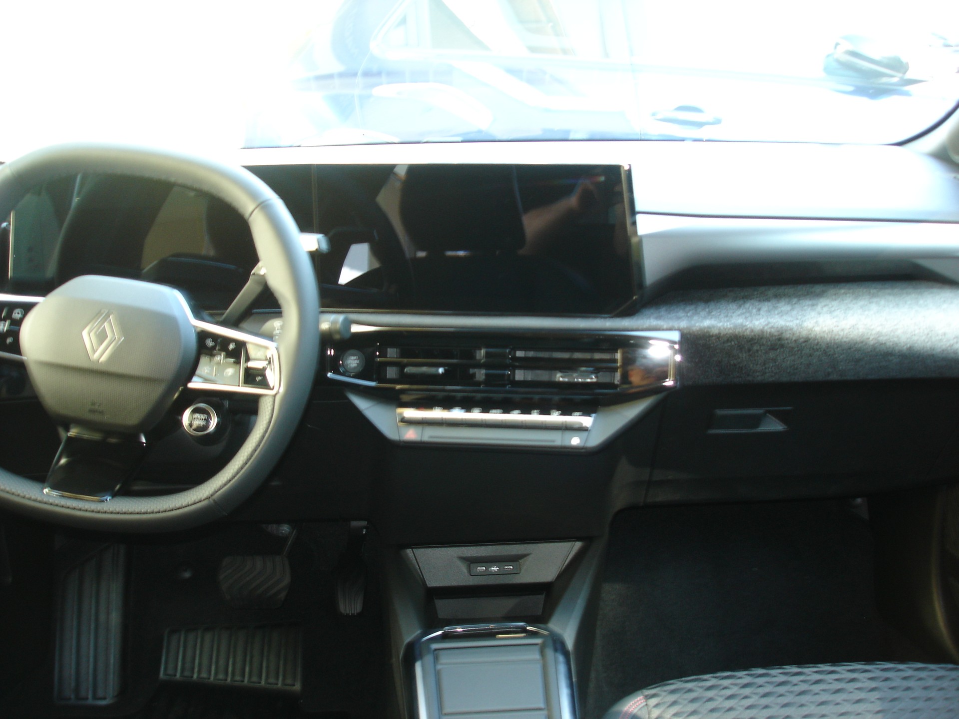 RENAULT Clio 1.8 E-Tech Techno-image-10