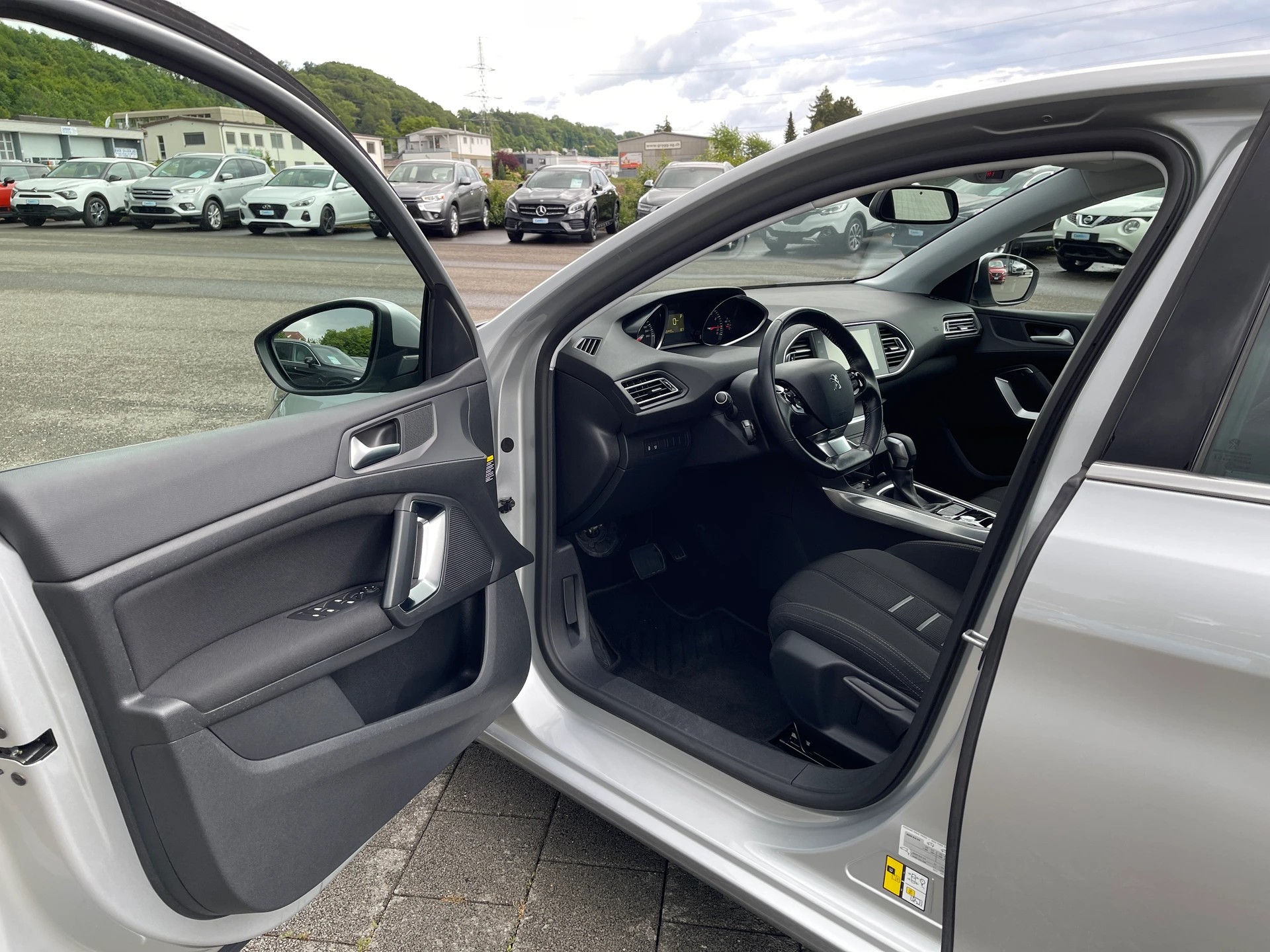 PEUGEOT 308 1.2 THP Allure Automatic-image-6