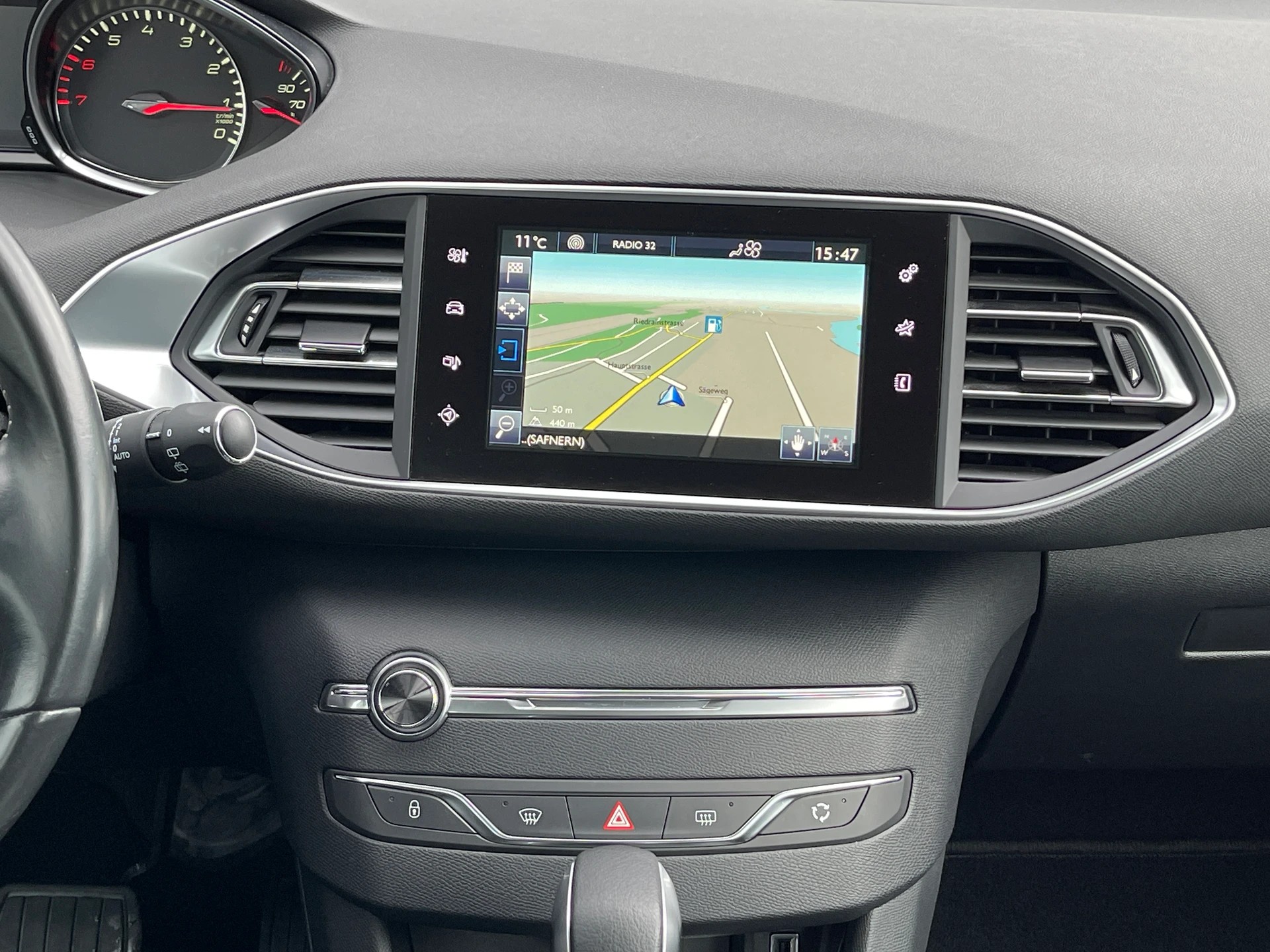 PEUGEOT 308 1.2 THP Allure Automatic-image-8