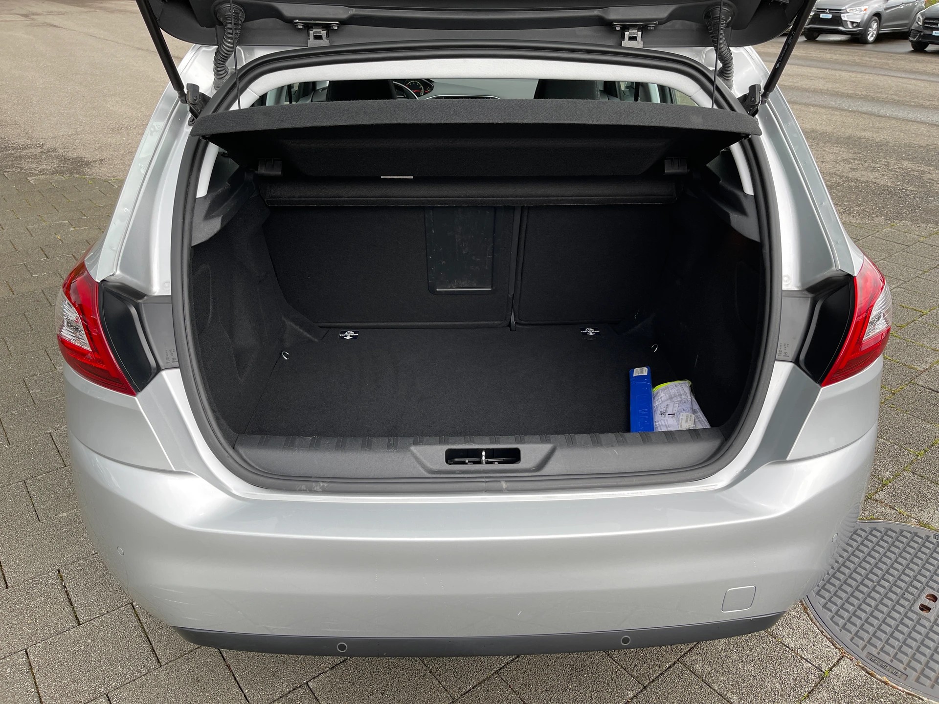 PEUGEOT 308 1.2 THP Allure Automatic-image-11