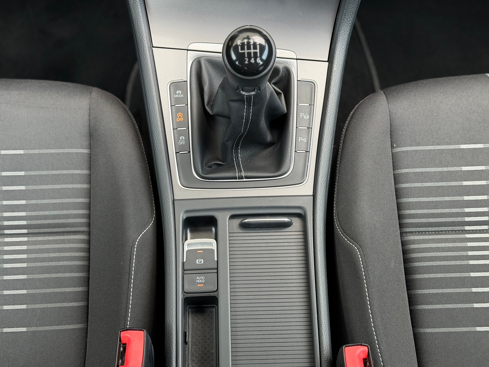 VW Golf 2.0 TDI Lounge 4Motion-image-10