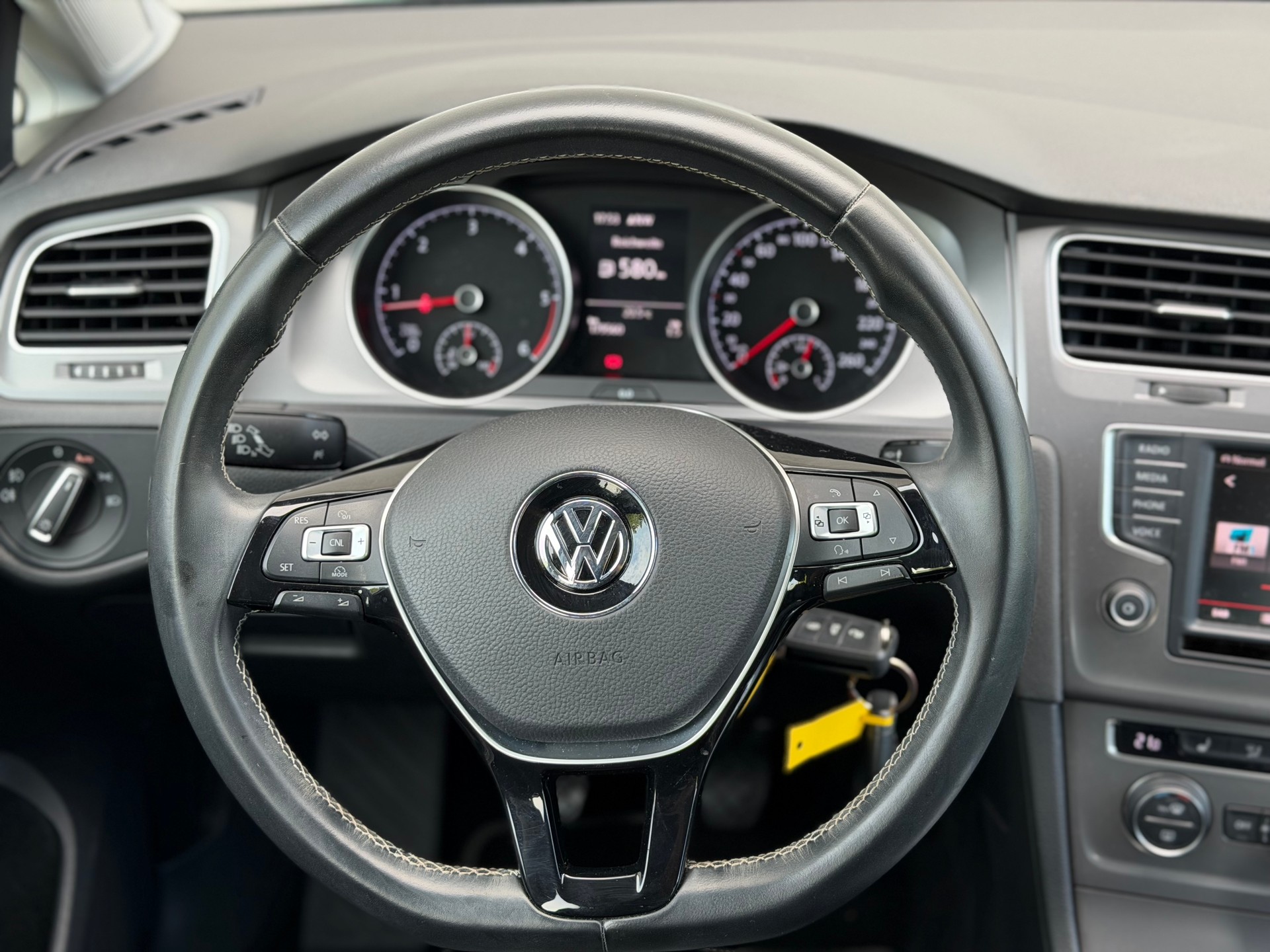 VW Golf 2.0 TDI Lounge 4Motion-image-12