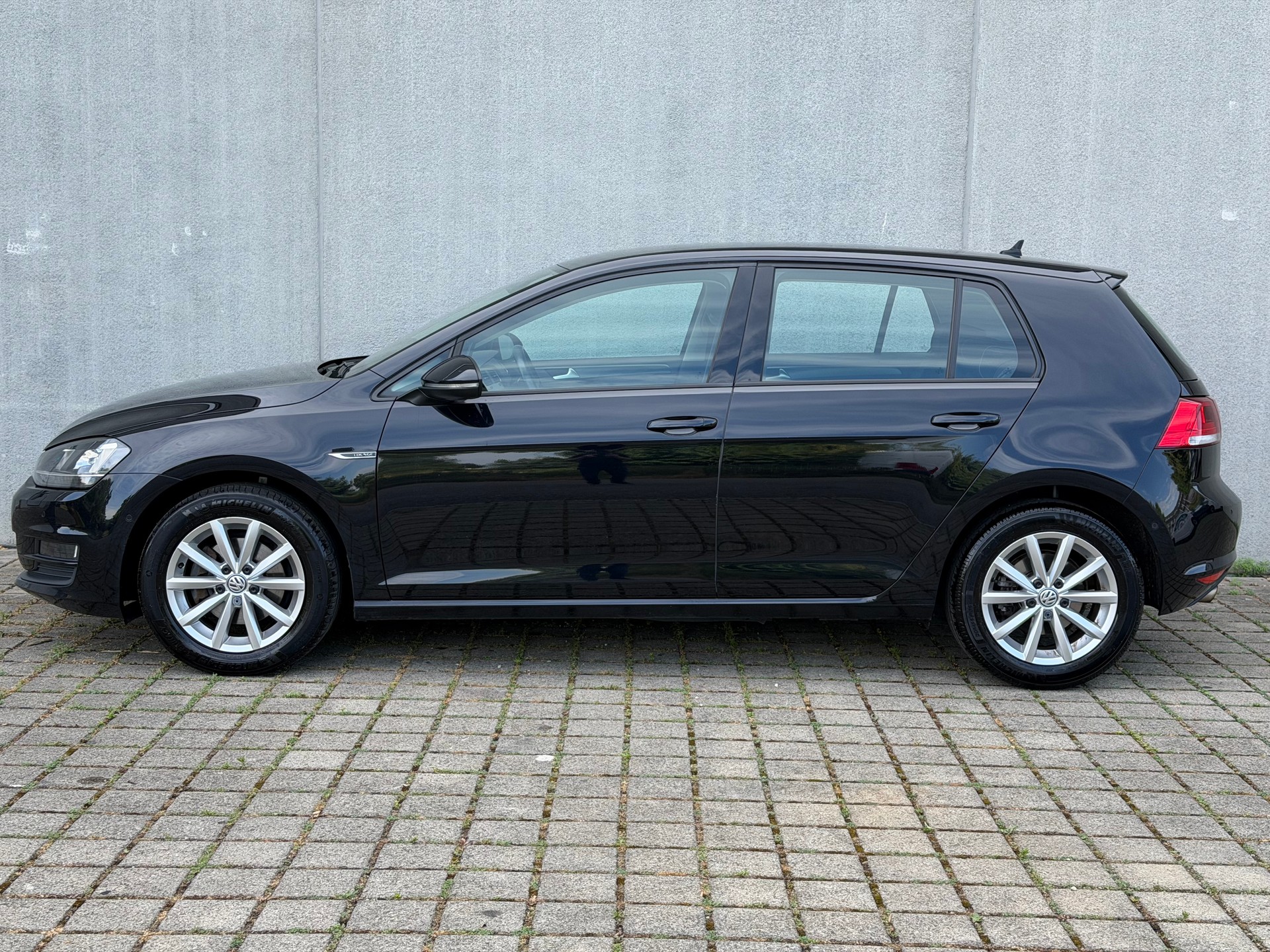 VW Golf 2.0 TDI Lounge 4Motion-image-2