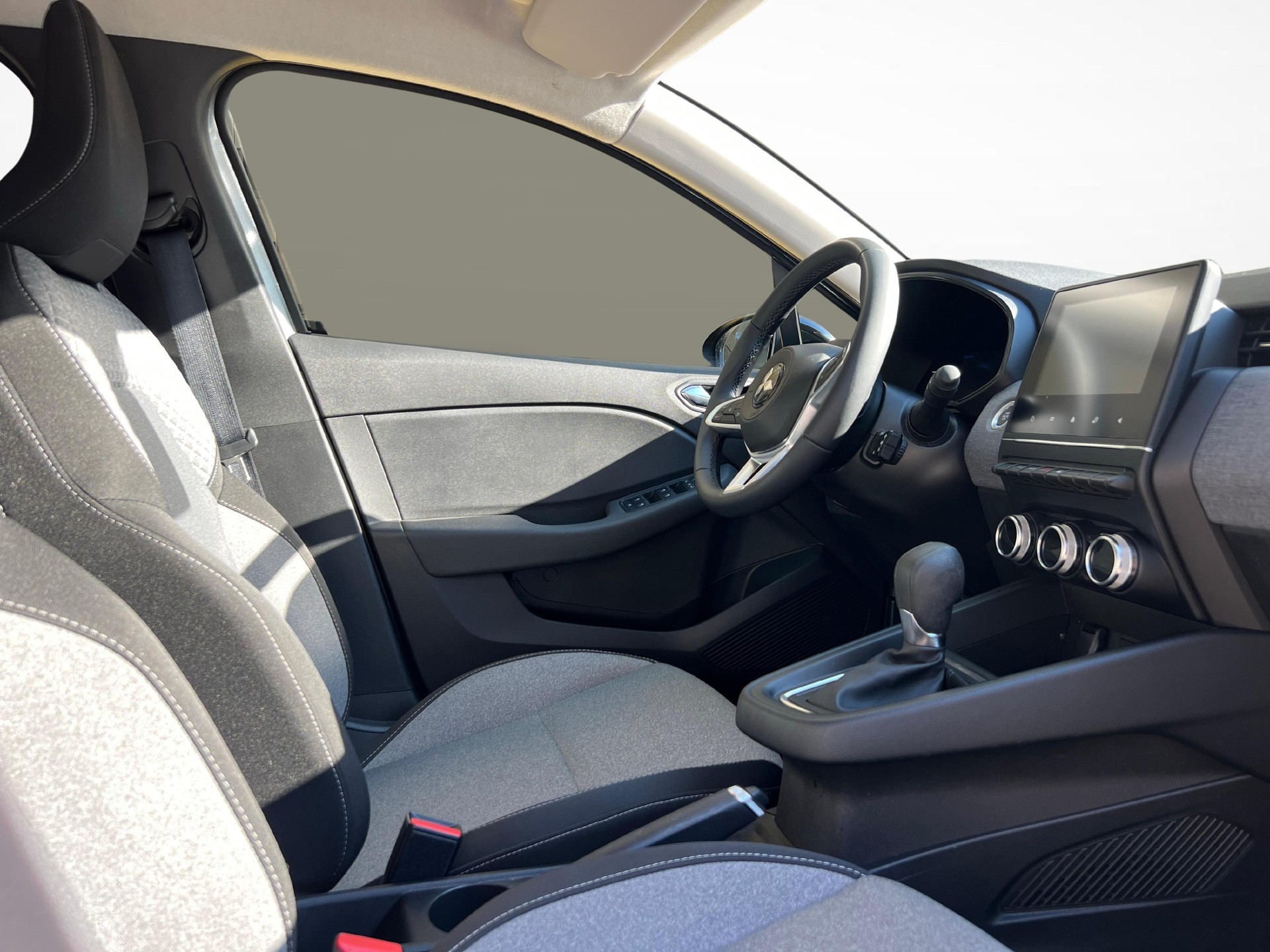 MITSUBISHI Colt 1.6 HEV Invite+-image-9
