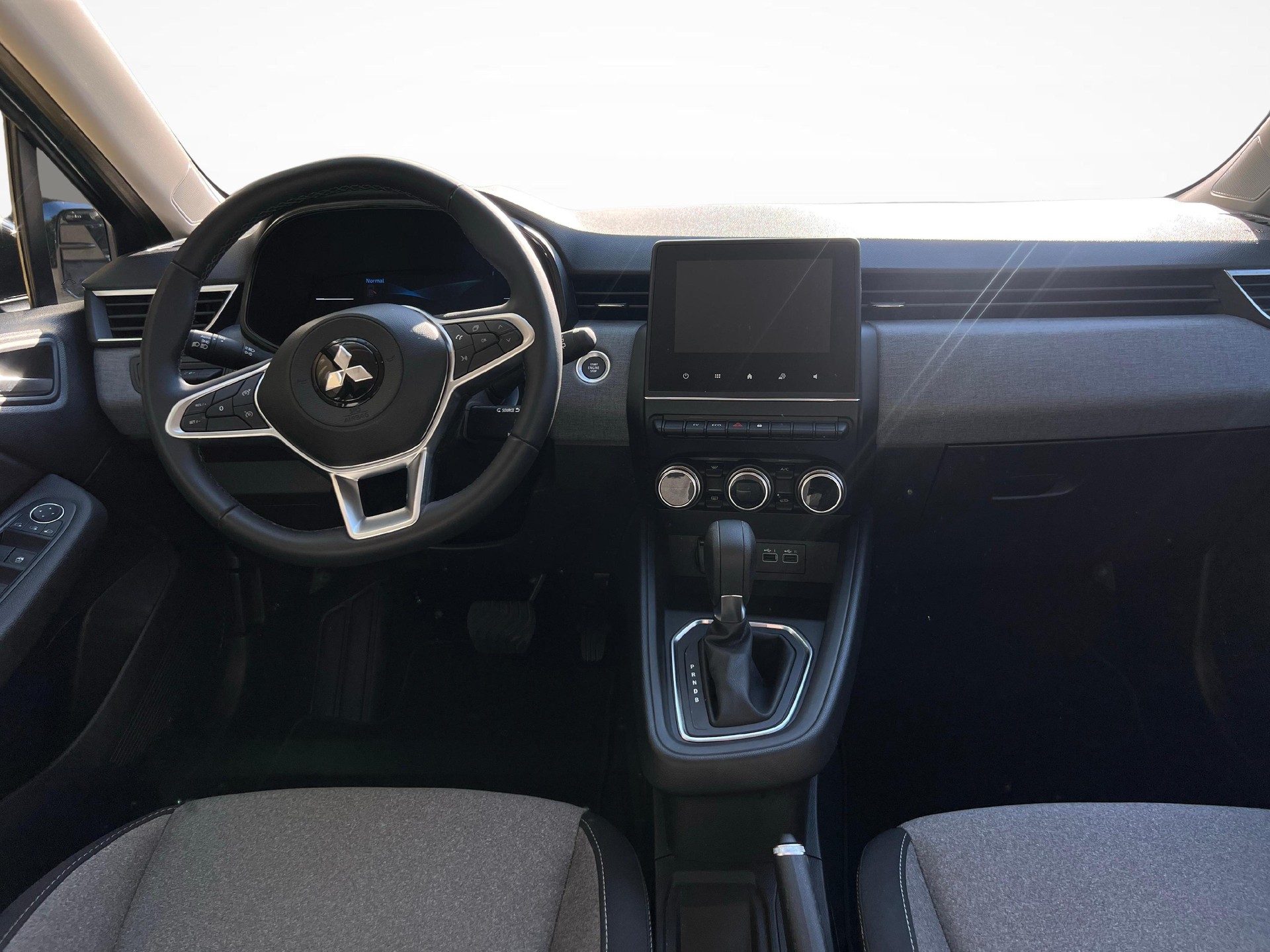 MITSUBISHI Colt 1.6 HEV Invite+-image-8